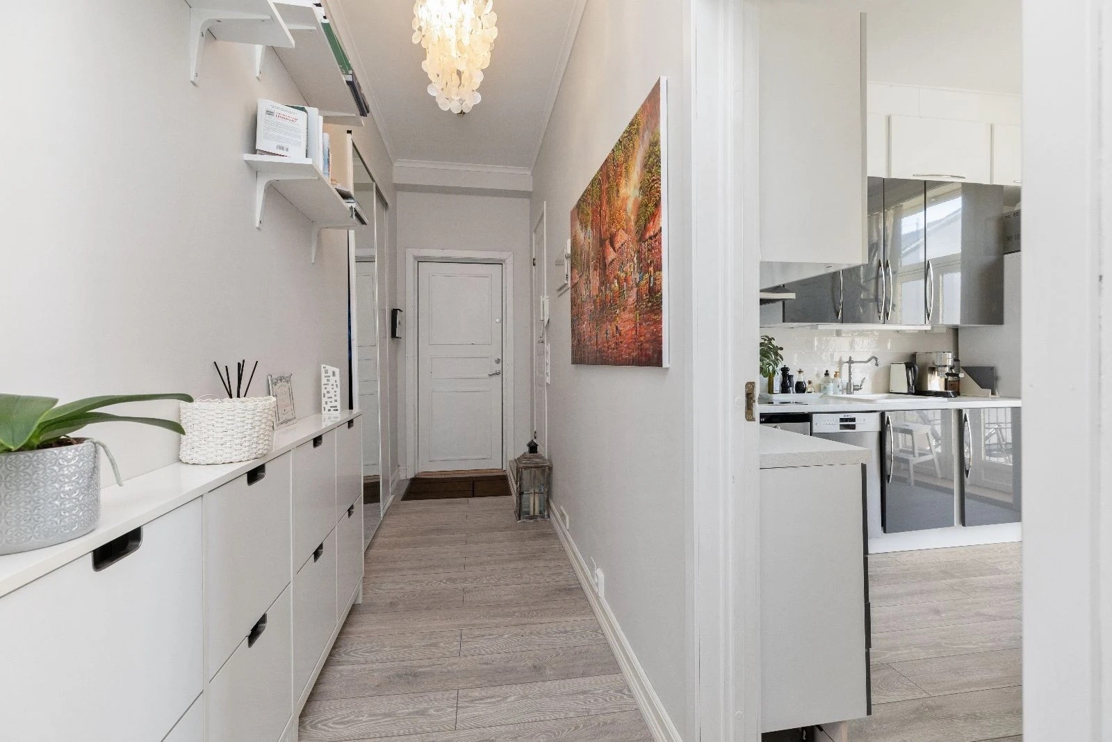 angen er romslig og har garderobeskap med god plass ved inngangsdøren.