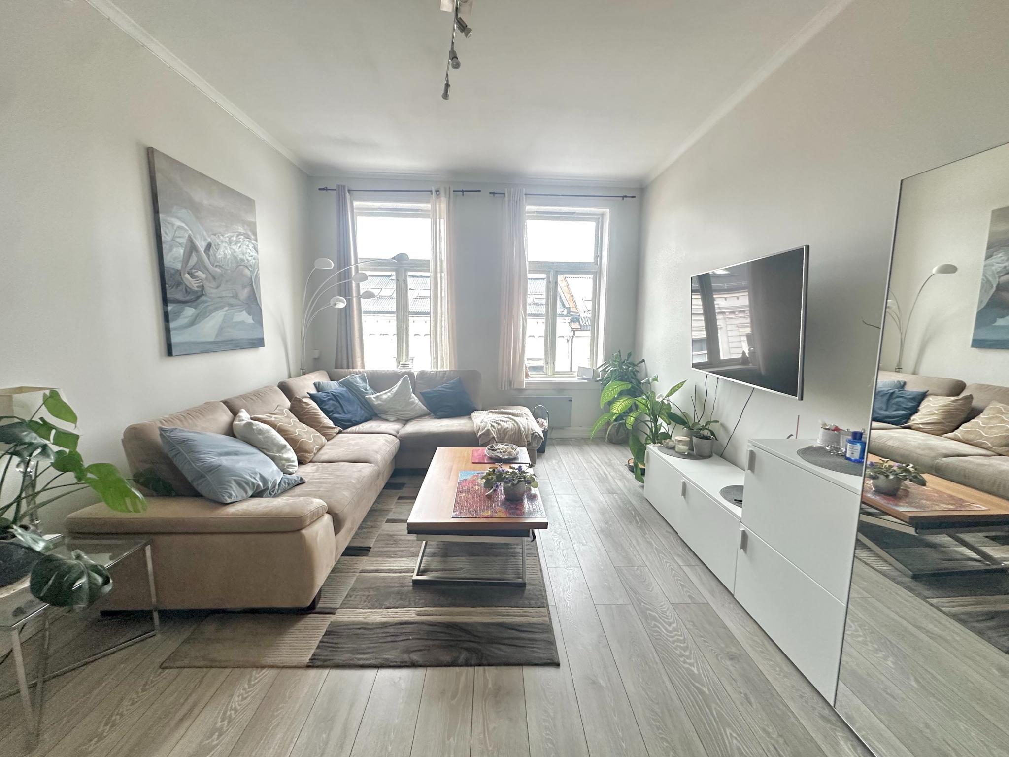 I stuen er det høyt under taket og gode lysforhold.