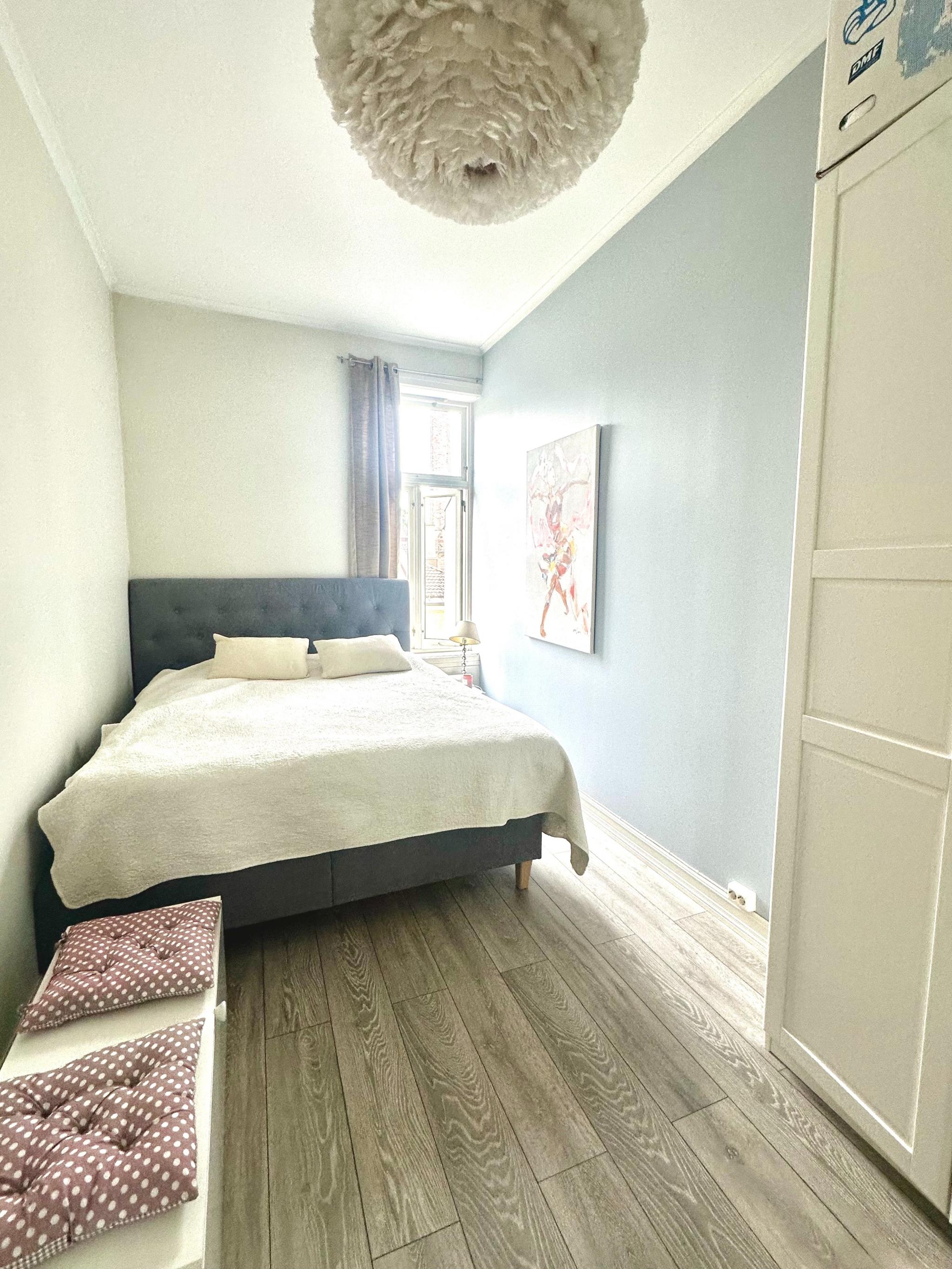 Soverommet vender inn mot rolig bakgård.