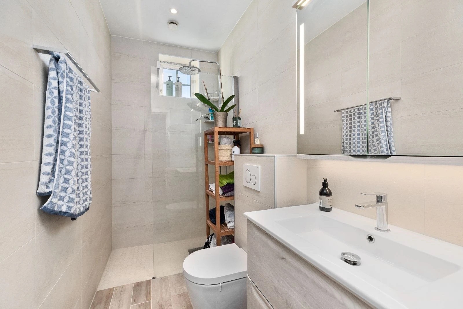 Badet er renovert i 2018 og har vaskesøyle med vask- og tørketrommel som følger med.