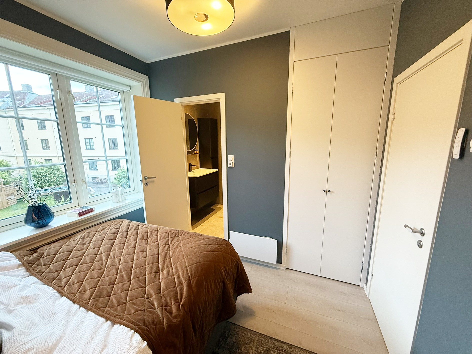 Soverom med dobbeltseng og god skapplass