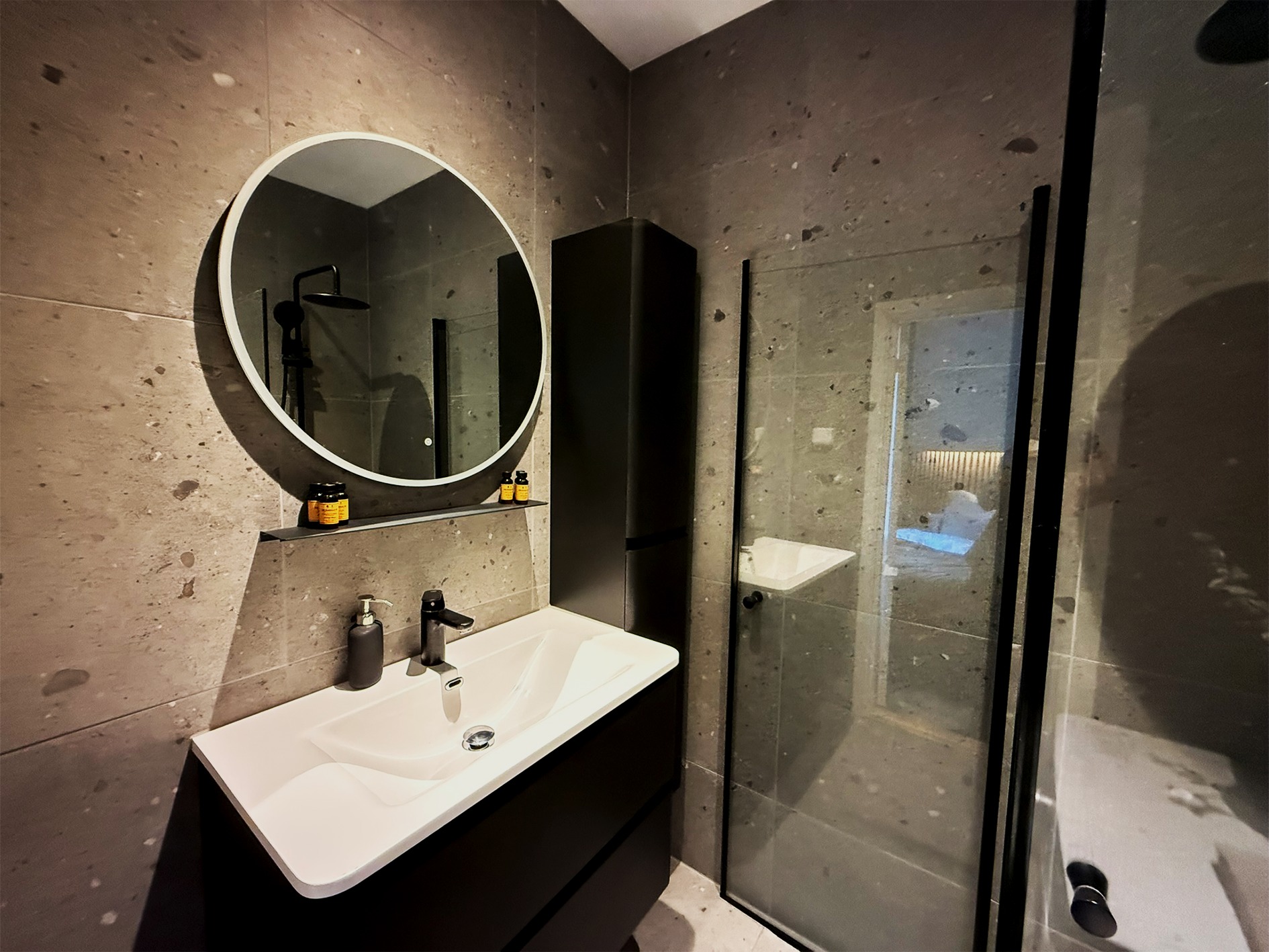 Bad med dusj, vaskemaskin og baderomsmøbel med høyskap