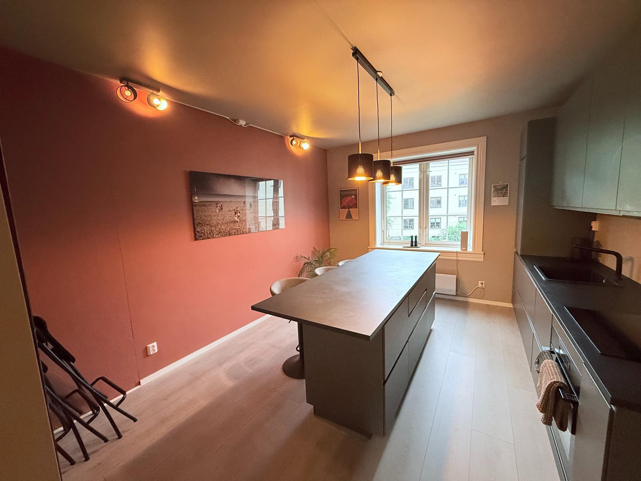 Kjøkken med god skapplass, integrerte hvitevarer og en stor kjøkkenøy for inntil 8 personer