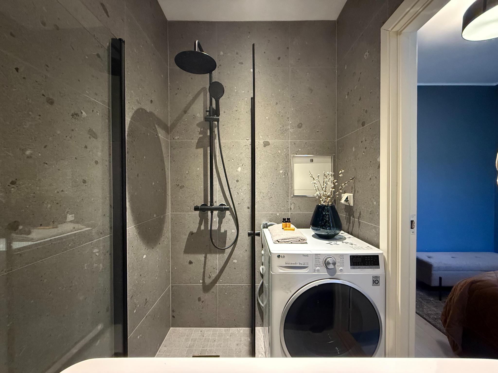 Bad med dusj, vaskemaskin og baderomsmøbel med høyskap