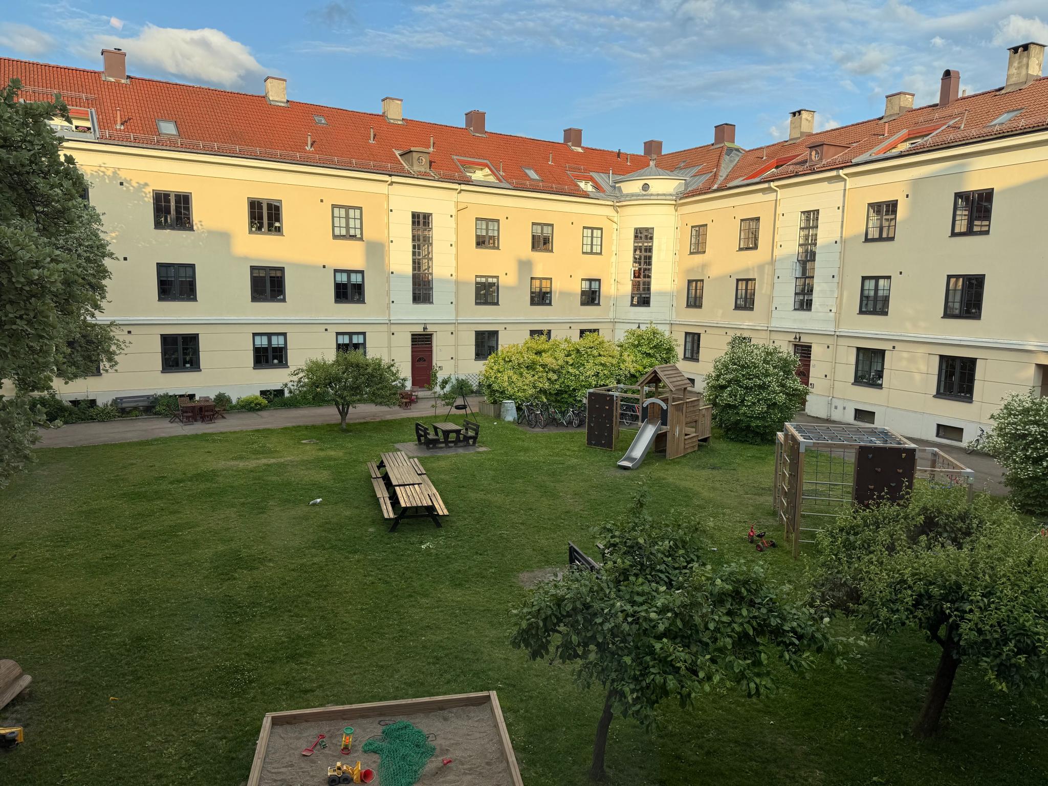 Bakgården fra kjøkkenet 