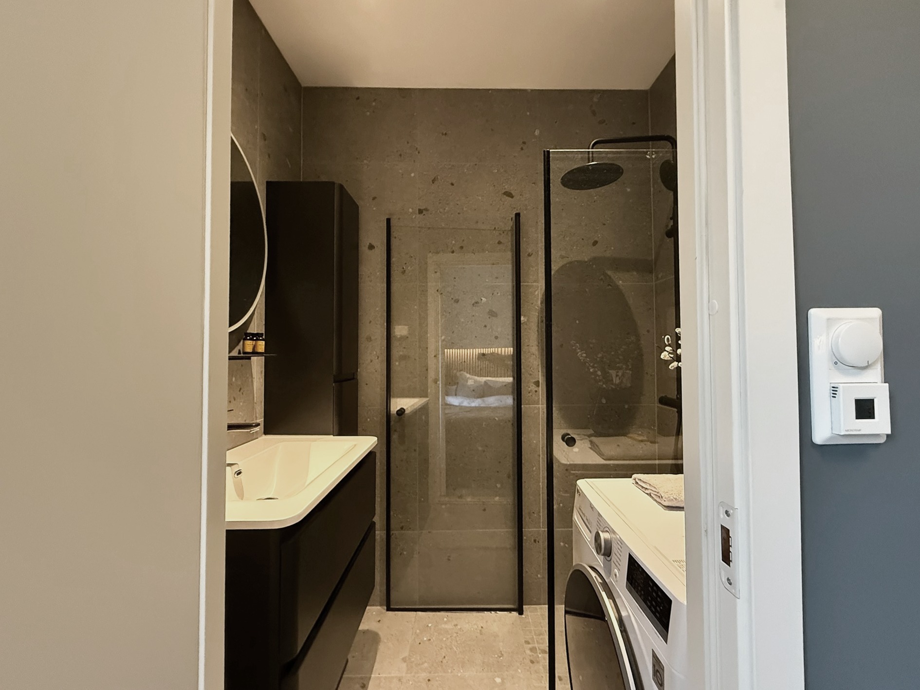 Bad med dusj, vaskemaskin og baderomsmøbel med høyskap 