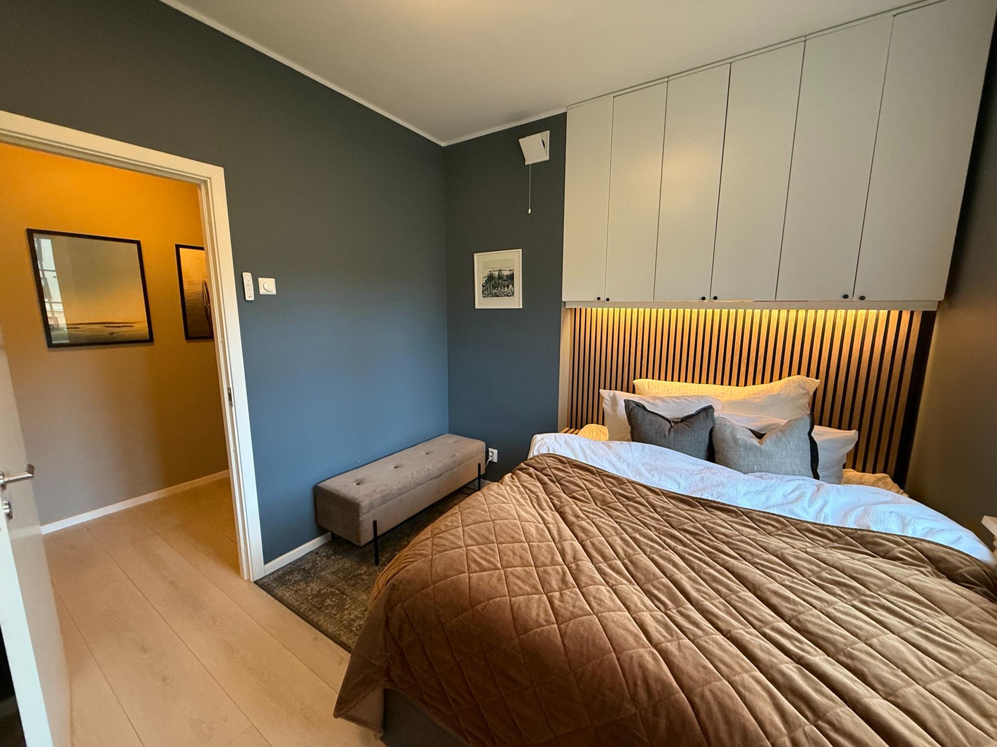 Soverom med dobbeltseng og god skapplass