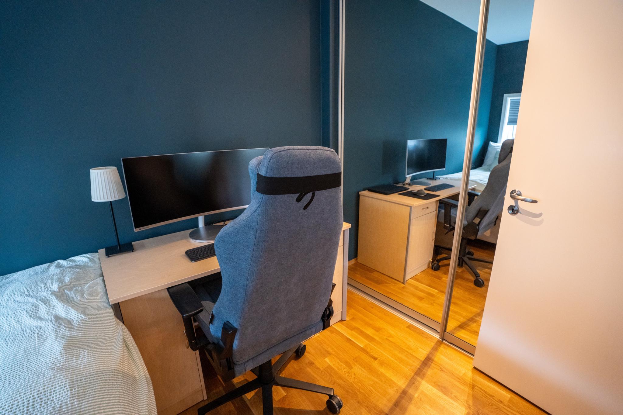 Soverom med stor garderobe