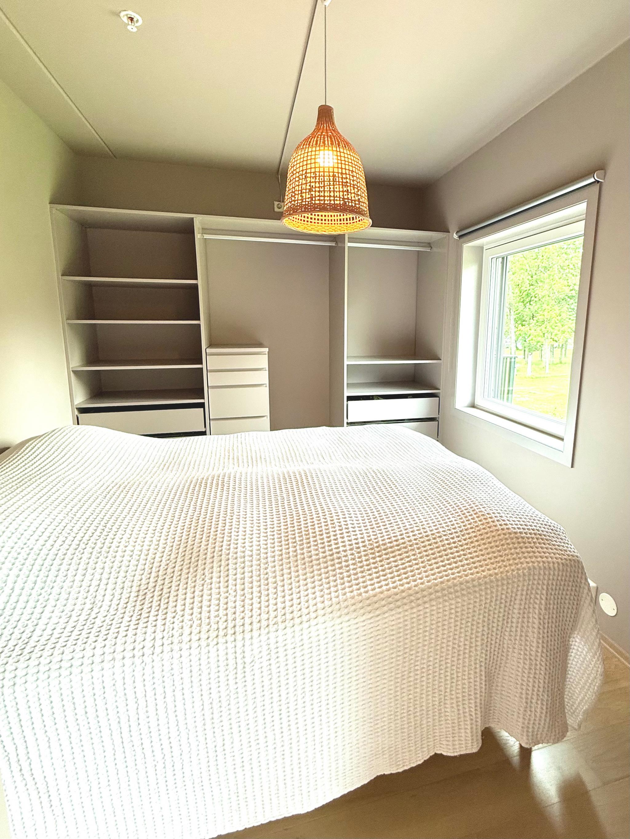 Soverom med garderobe og utvendig solskjerming 