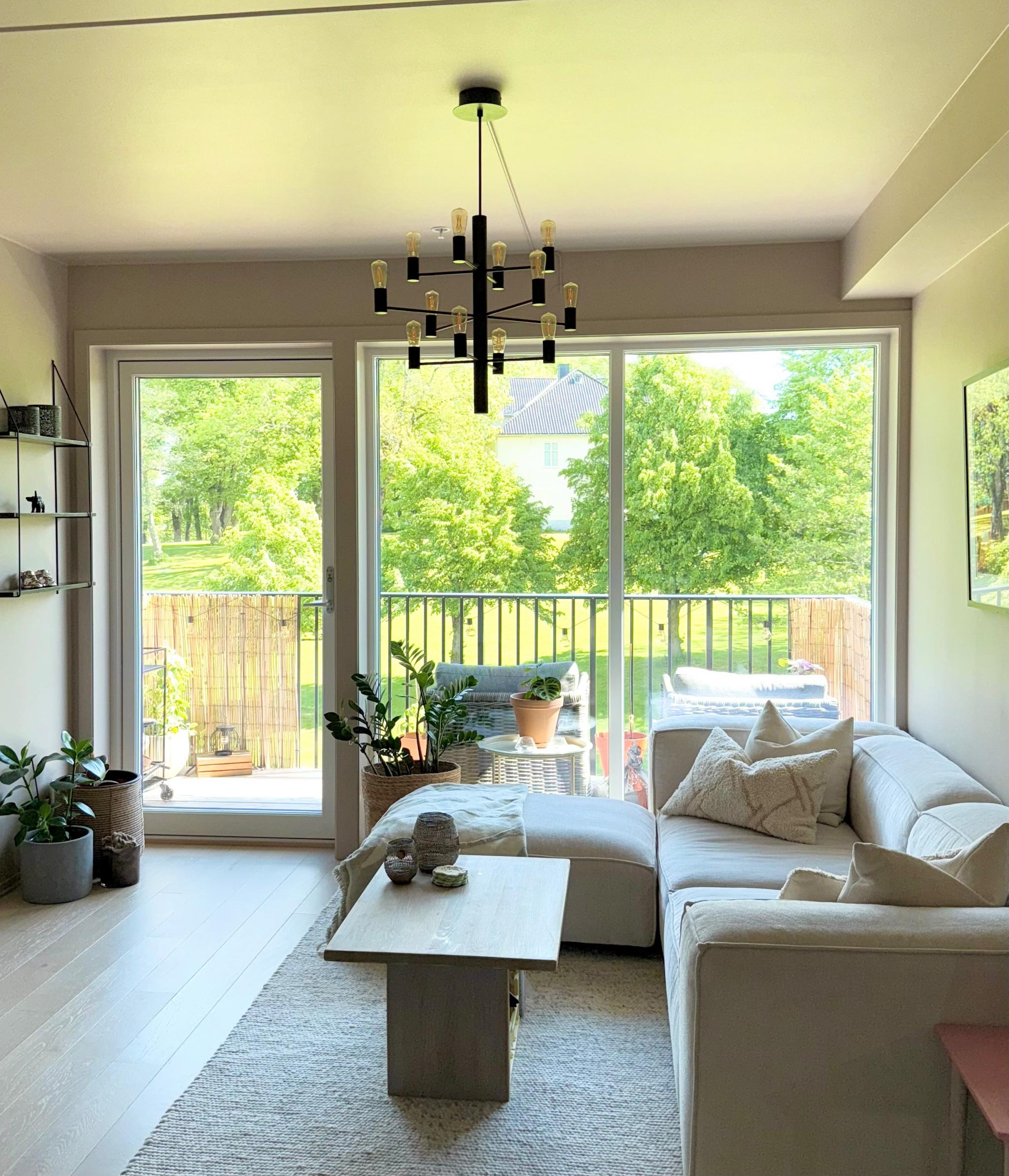 Store vindusflater med utsikt over Teie hovedgård