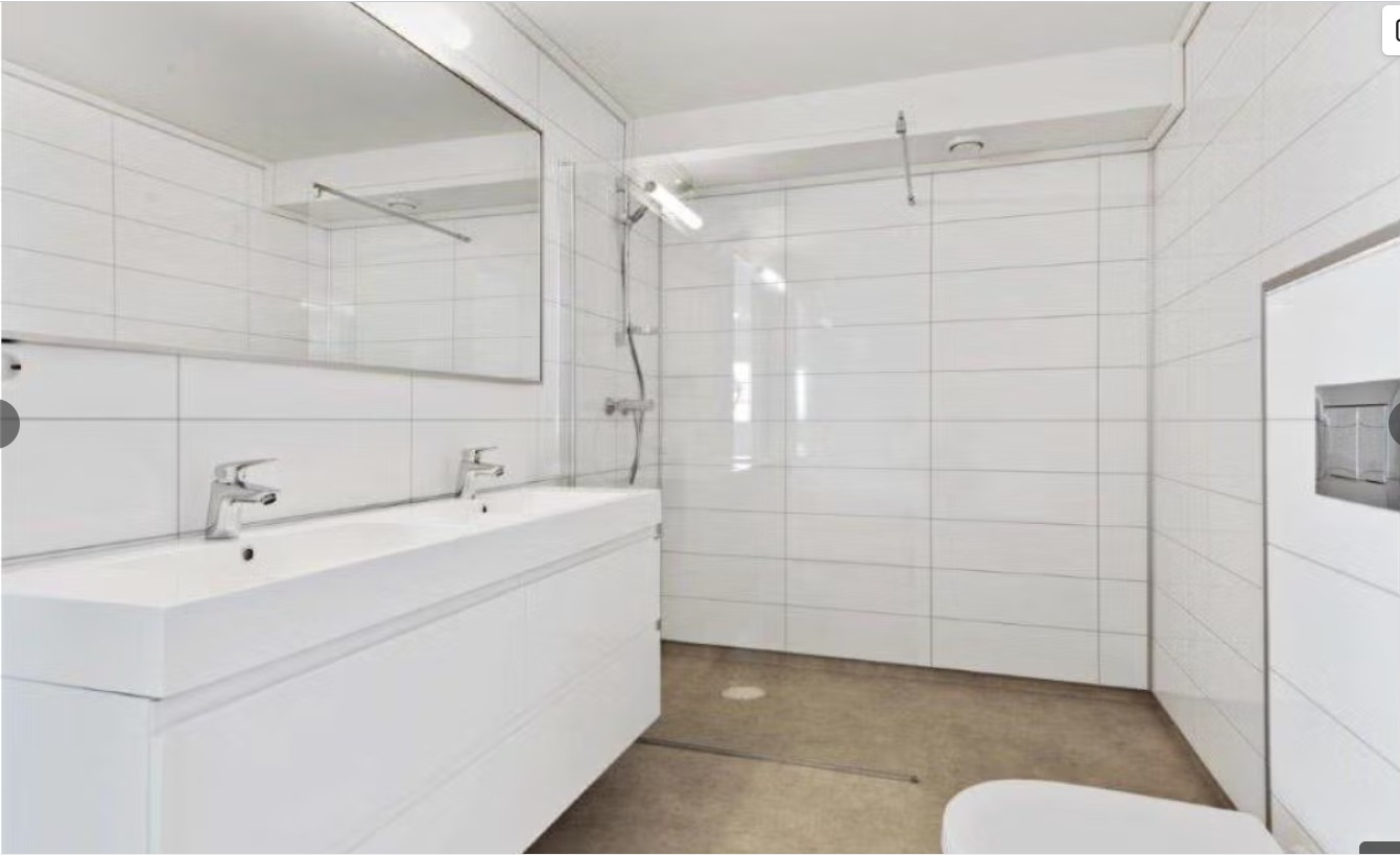 Stor toilet med dusj