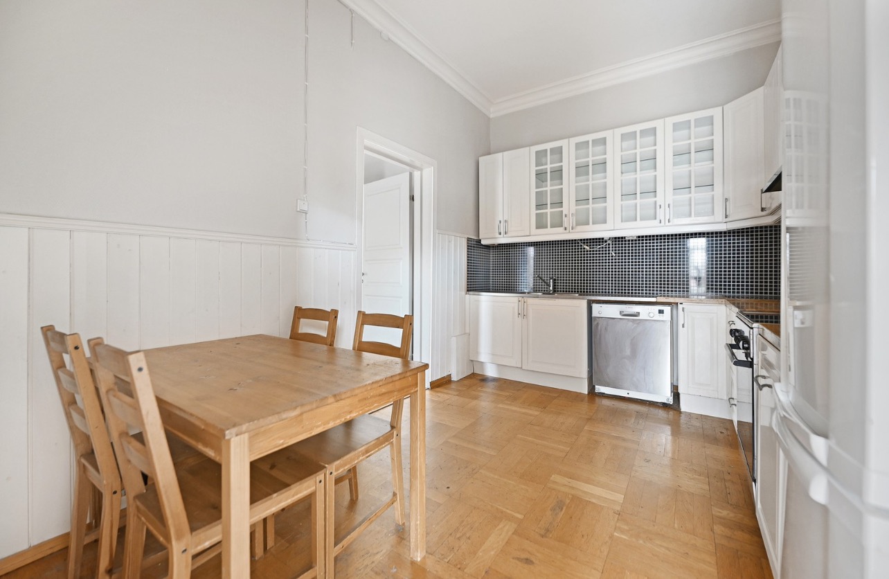 Plass til spisebord på kjøkken og i stue