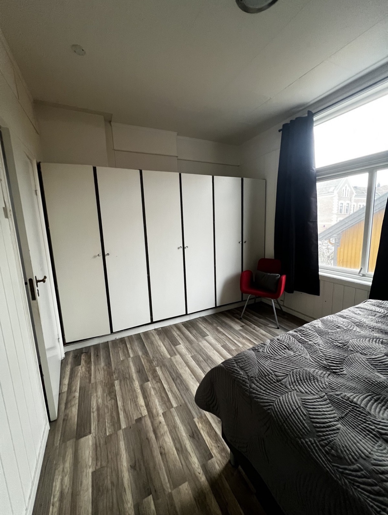 God skapplass på soverom 1