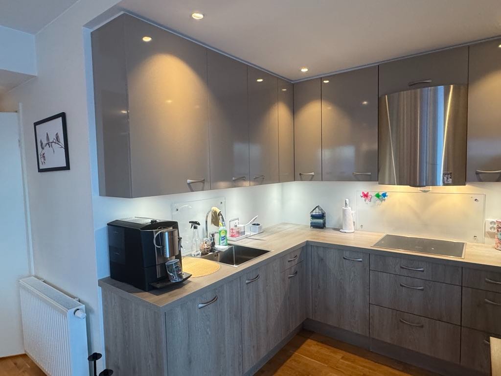 Kjøkken med innebygd oppvaskmaskin