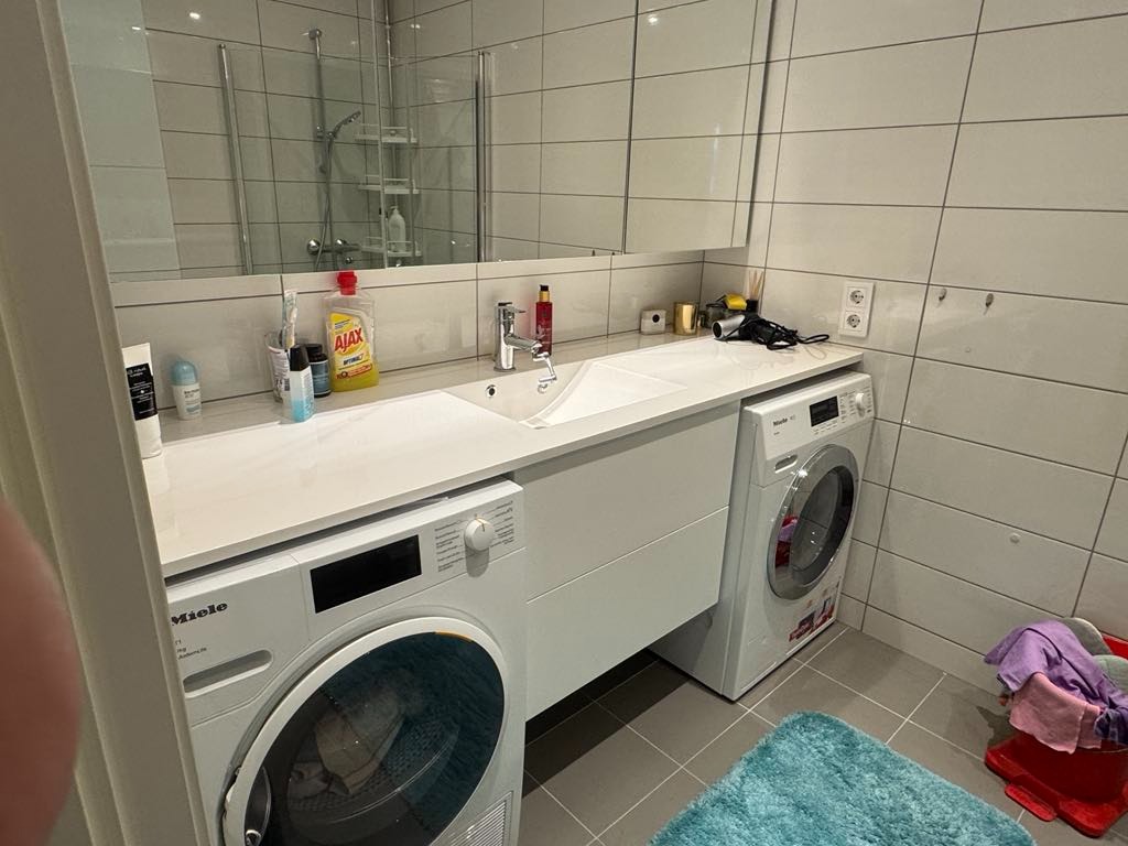 Bad med vaskemaskin og tørketrommel