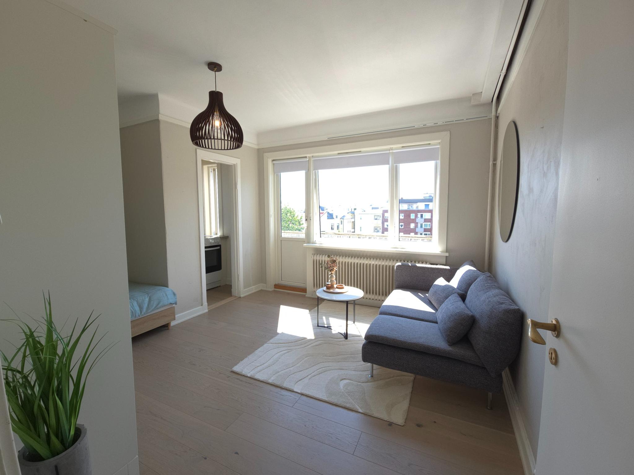 Store vindusflater med innslipp av naturlig lys