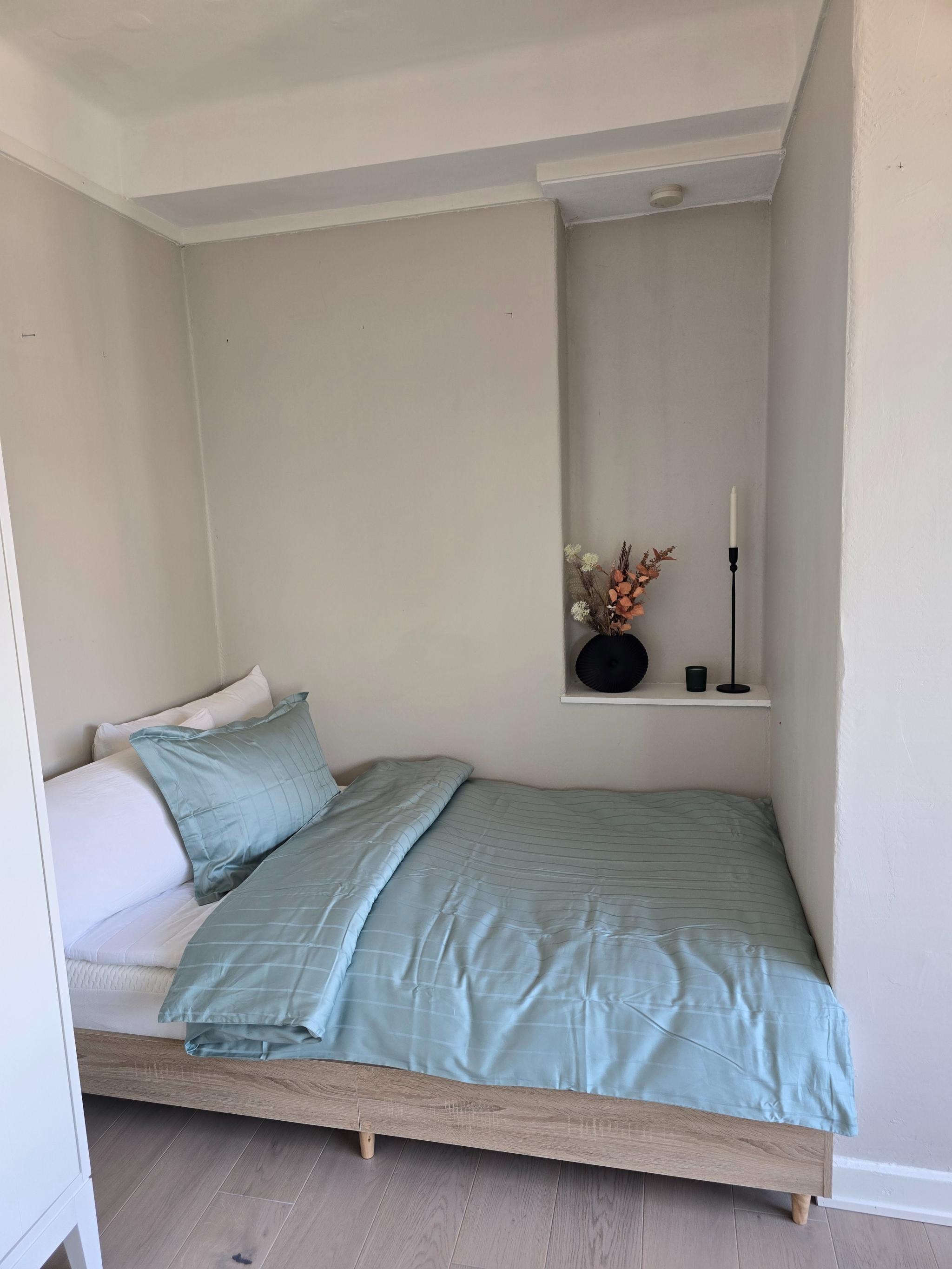 Sovealkove med hylle innfelt i vegg