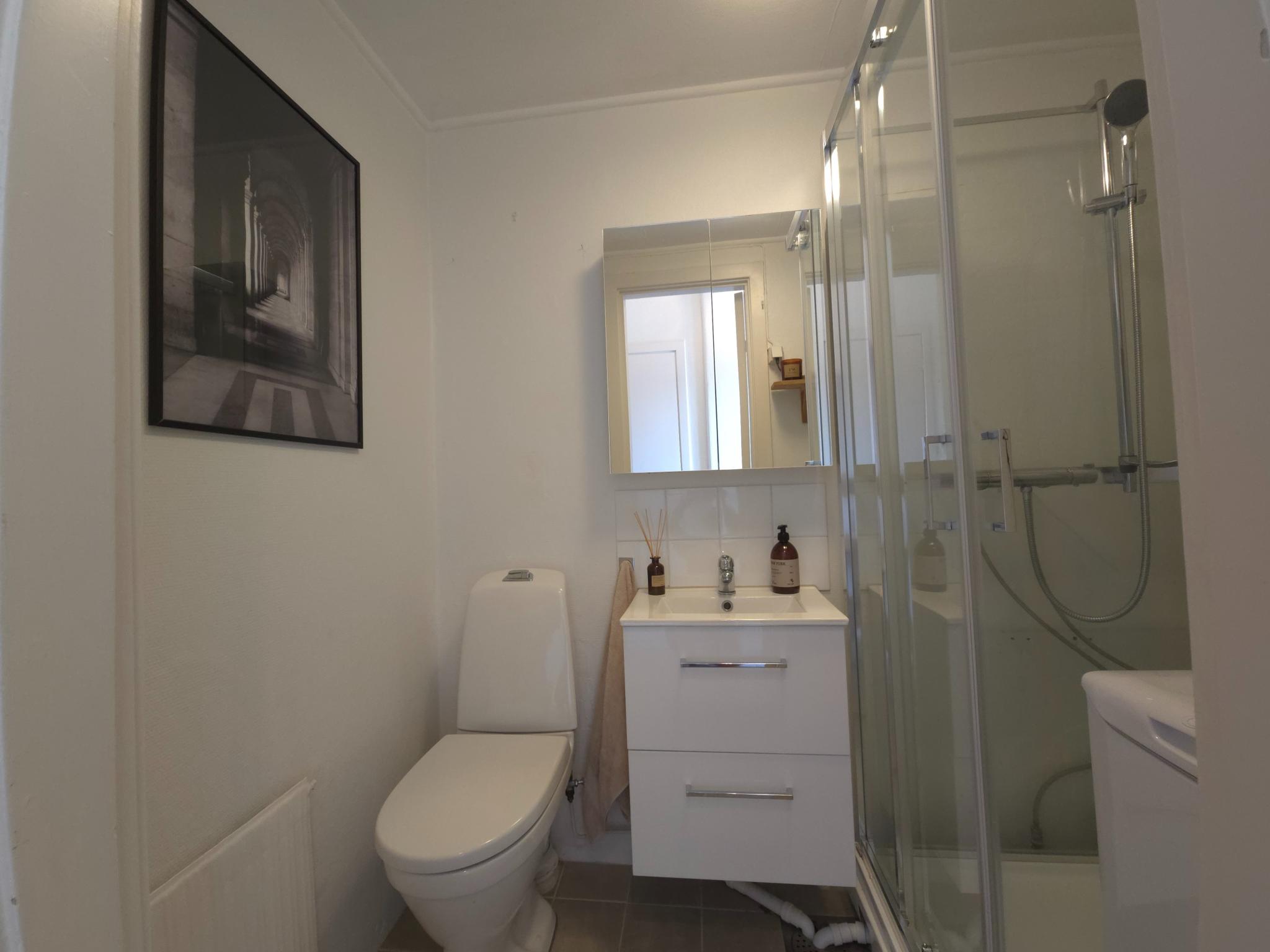 Lyst, flislagt bad med egen vaskemaskin