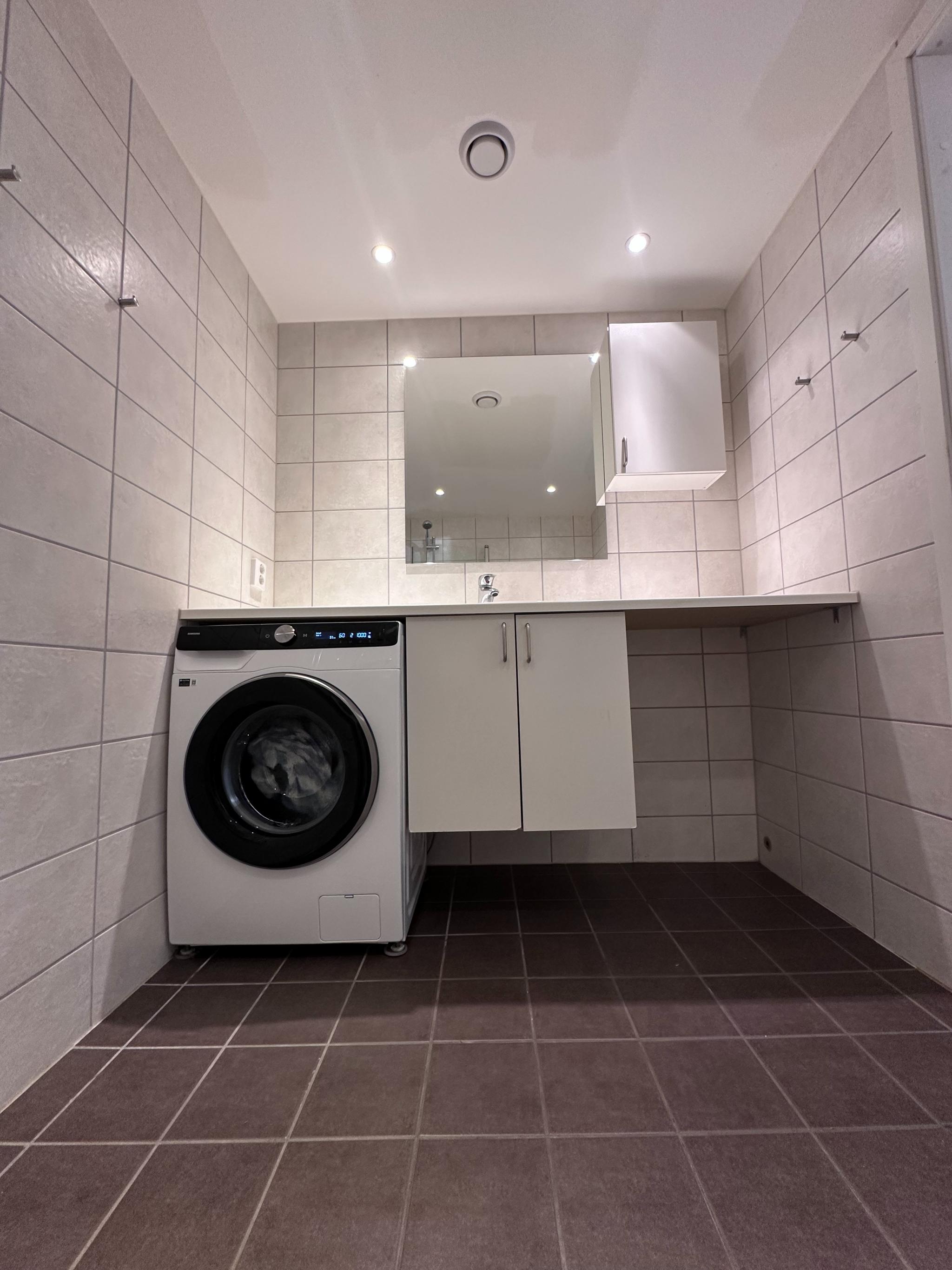 Bad/wc med fliser, vaskemaskin og god oppbevaringsplass