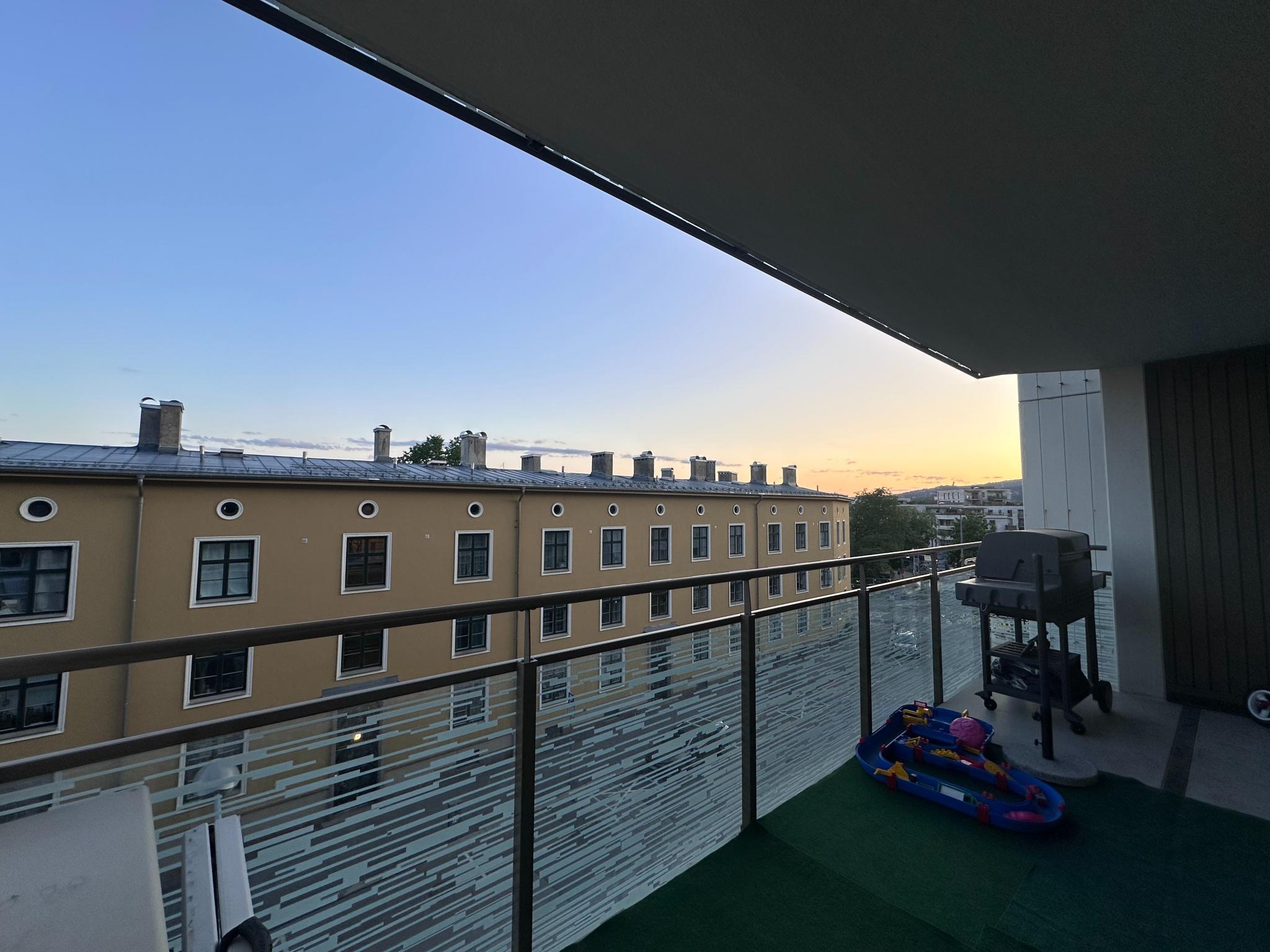 Utsikt til høyre mot Akerselva og Holmenkollen.