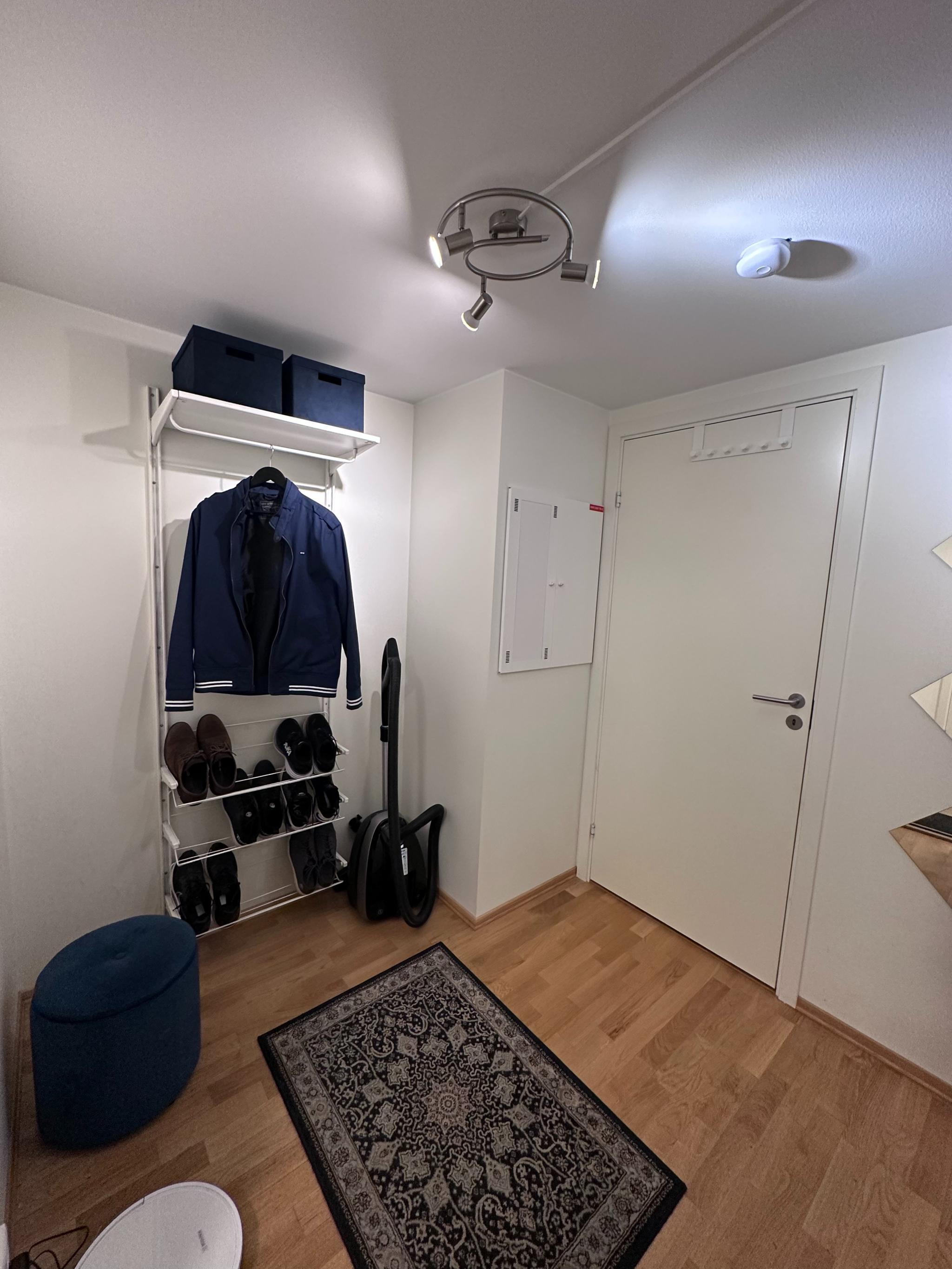 Praktisk entré med plass til yttertøy og sko – velkommen inn