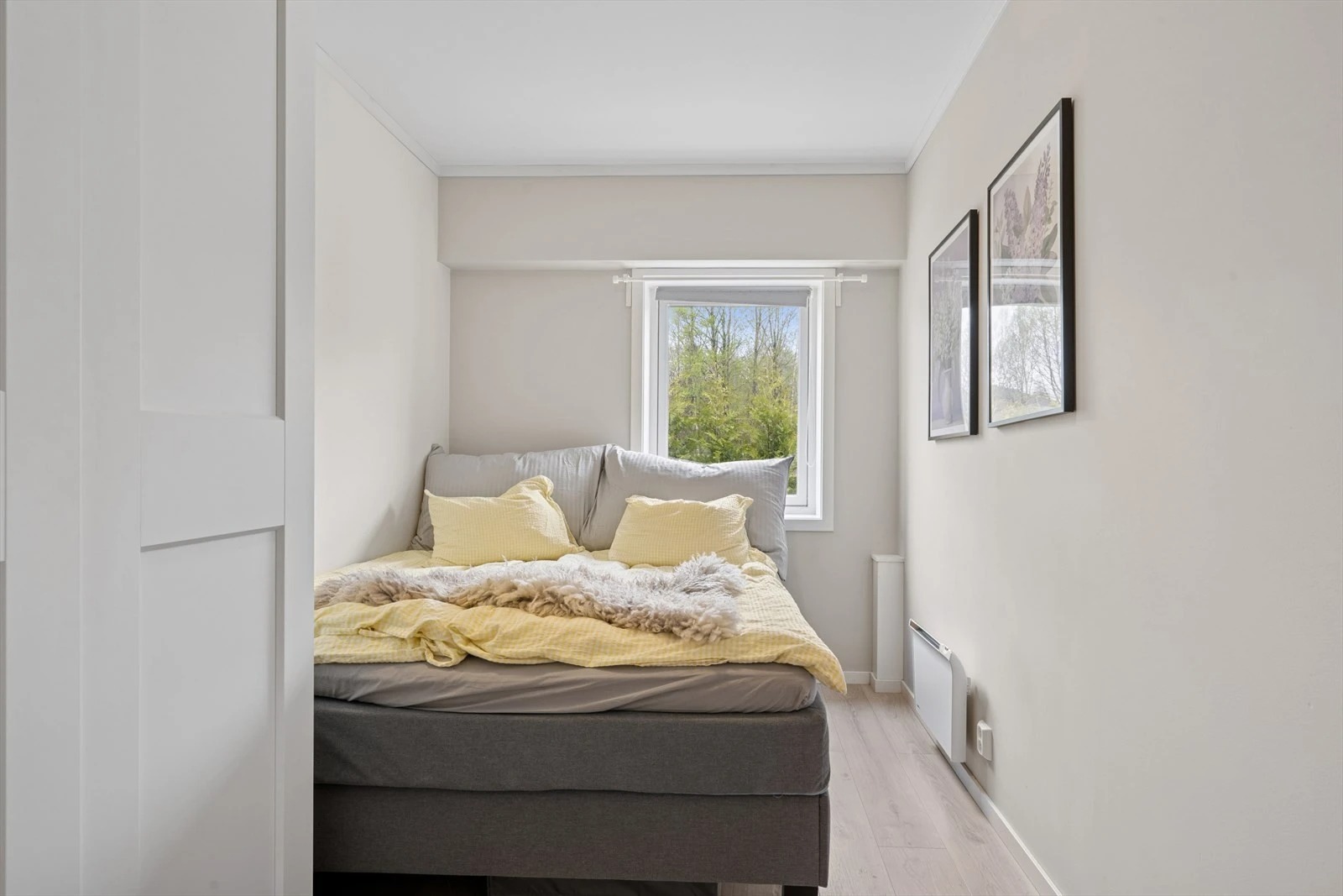 Soverom med plass til dobbeltseng og skap