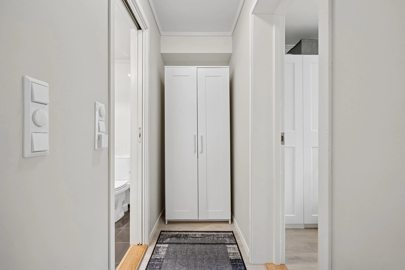 Garderobeskap mellom bad og soverom