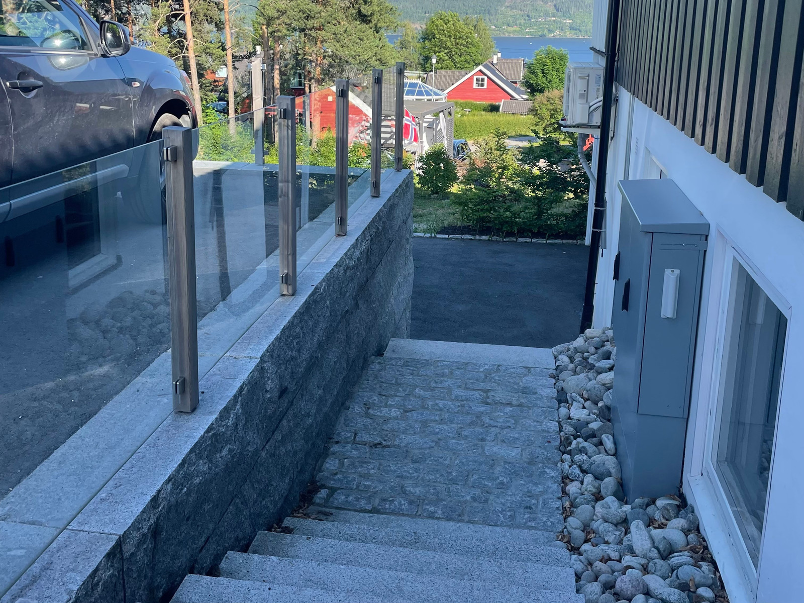 Trapp ned til leilighet, ved siden av P-plass