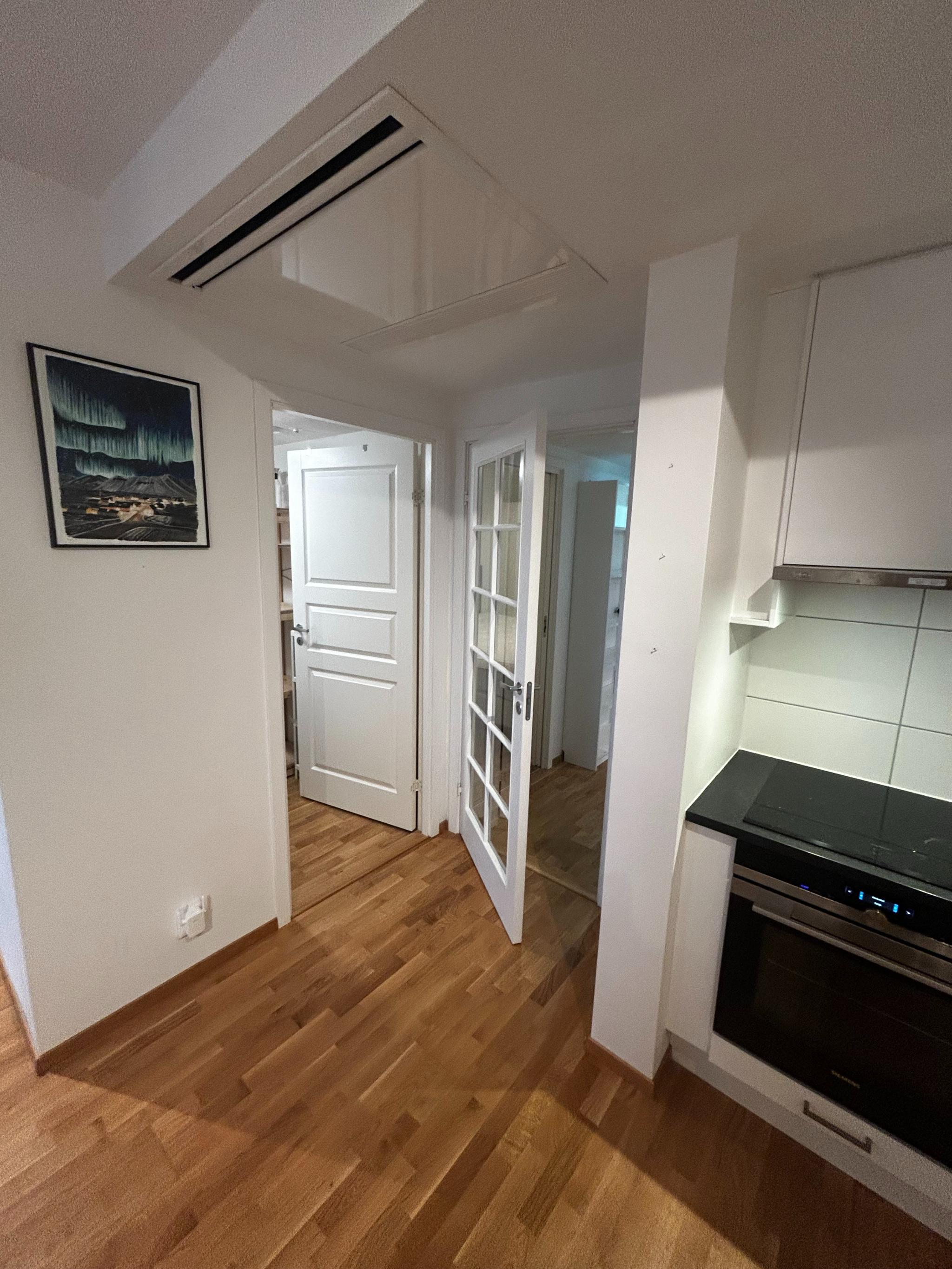 Praktisk med bod rett ved kjøkkenet