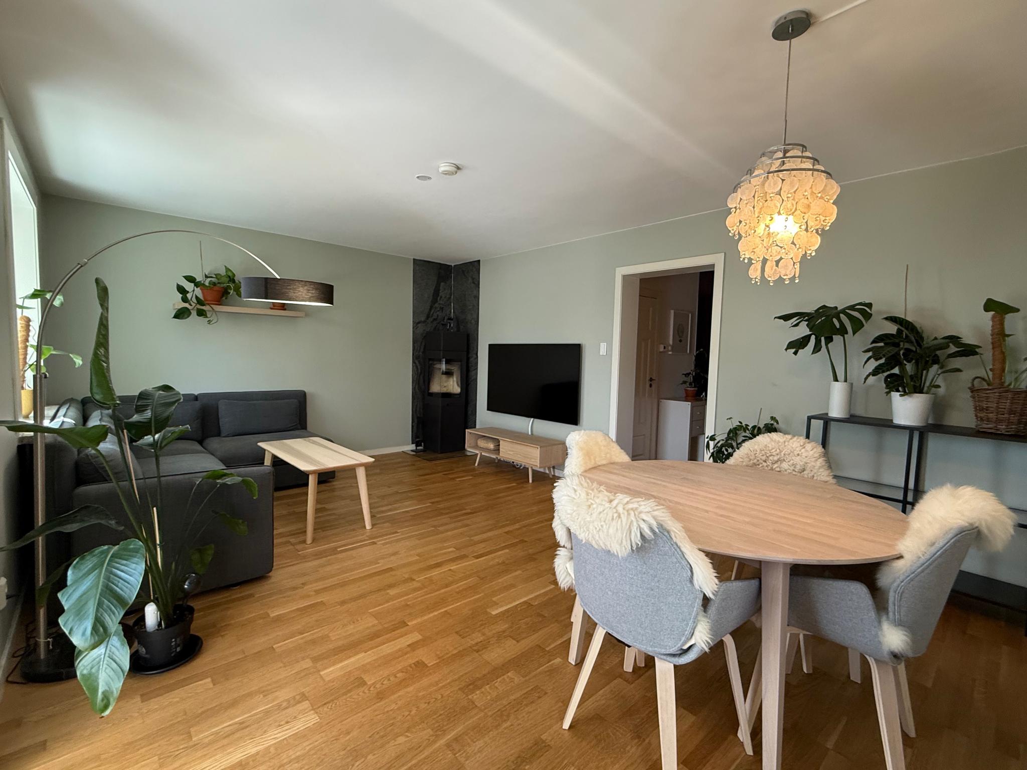 Koselig stue med sofagruppe og spisestue