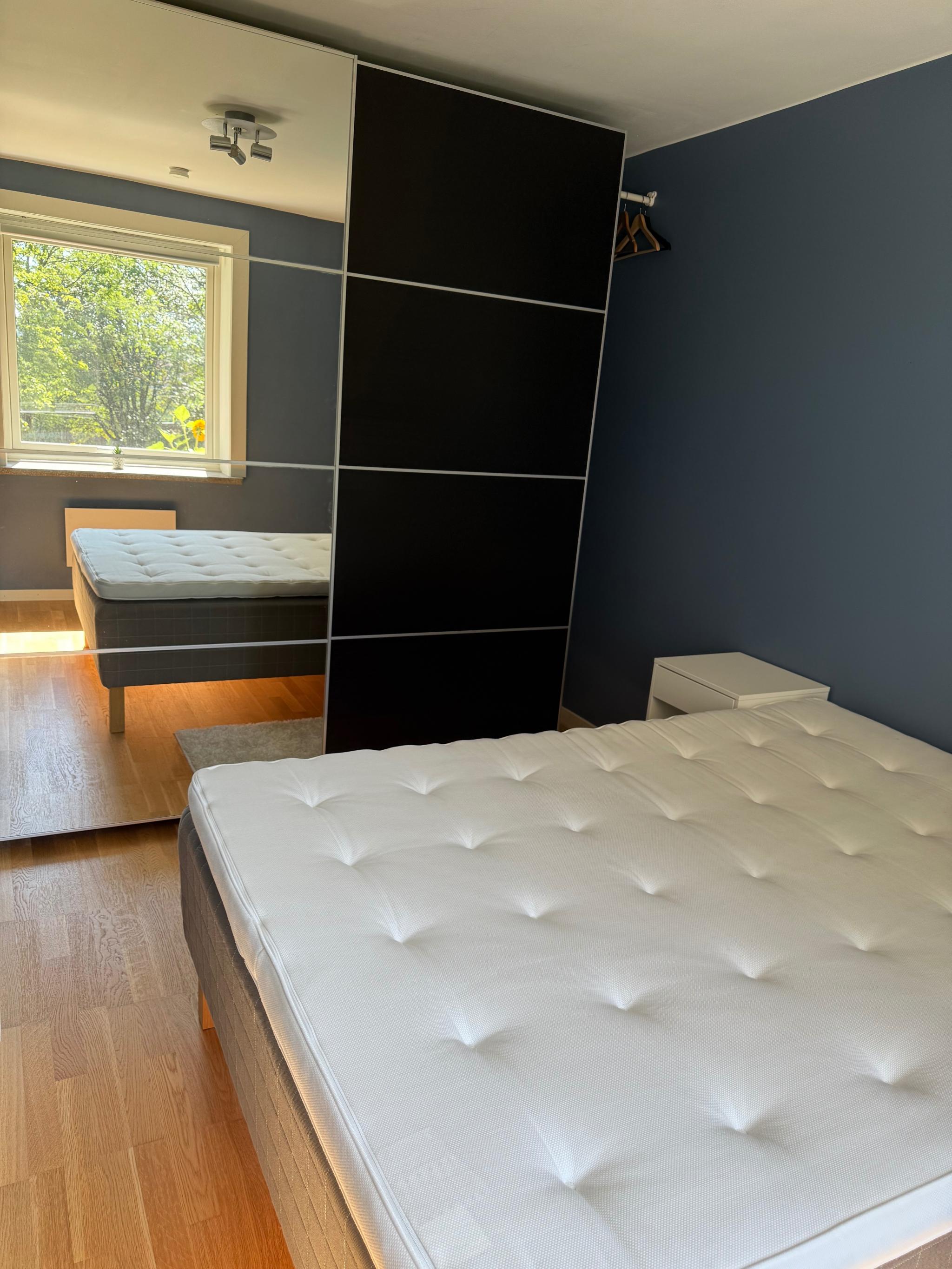 Soverom 1 med stor skyvedørsgarderobe 