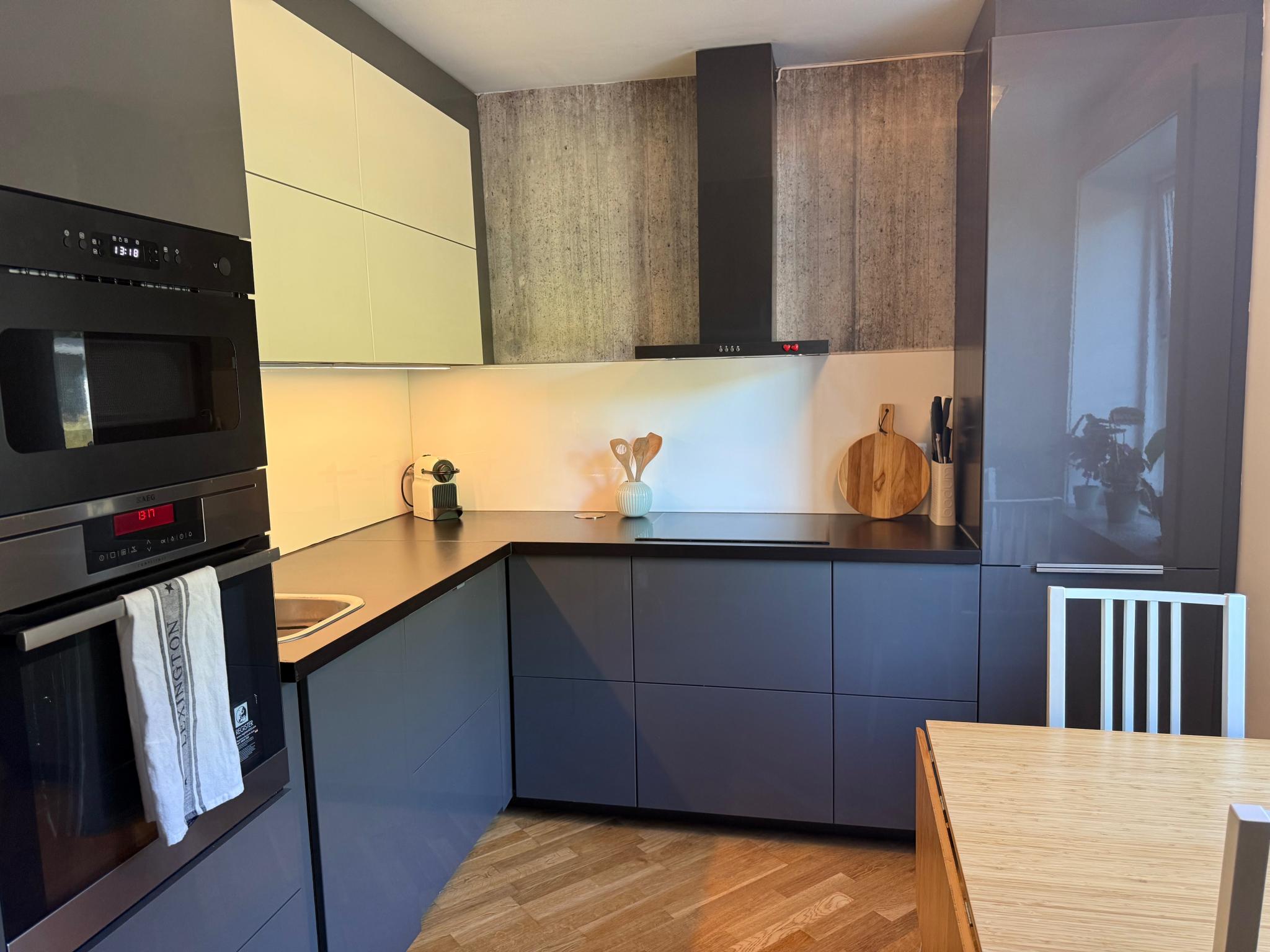 Kjøkken med induksjonsplate, stekeovn, mikrobølgeovn, integrert kjøleskap/frys og oppvaskmaskin