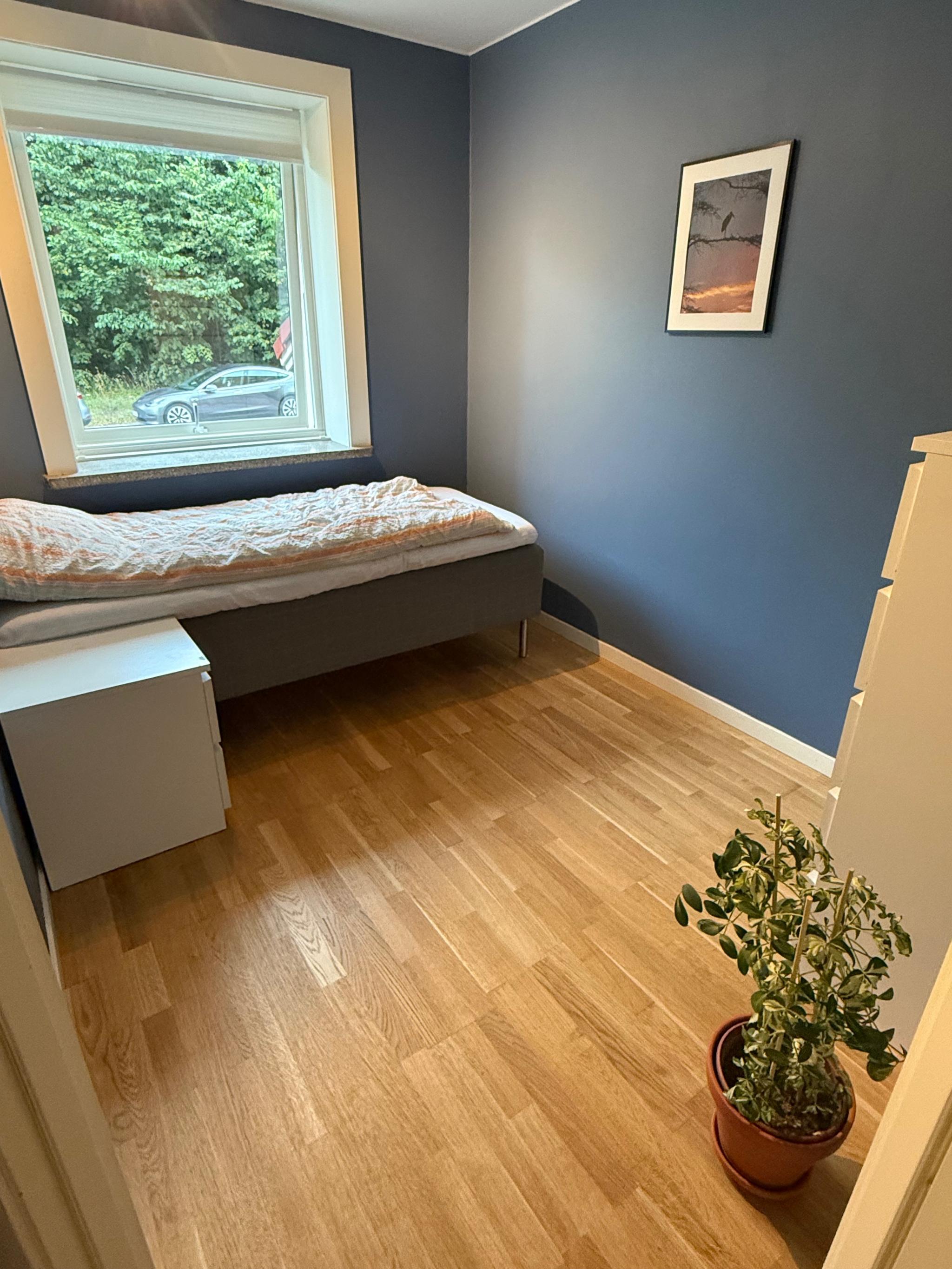 Soverom 2/kontor. Her er det også god plass til skrivebord og kontorstol