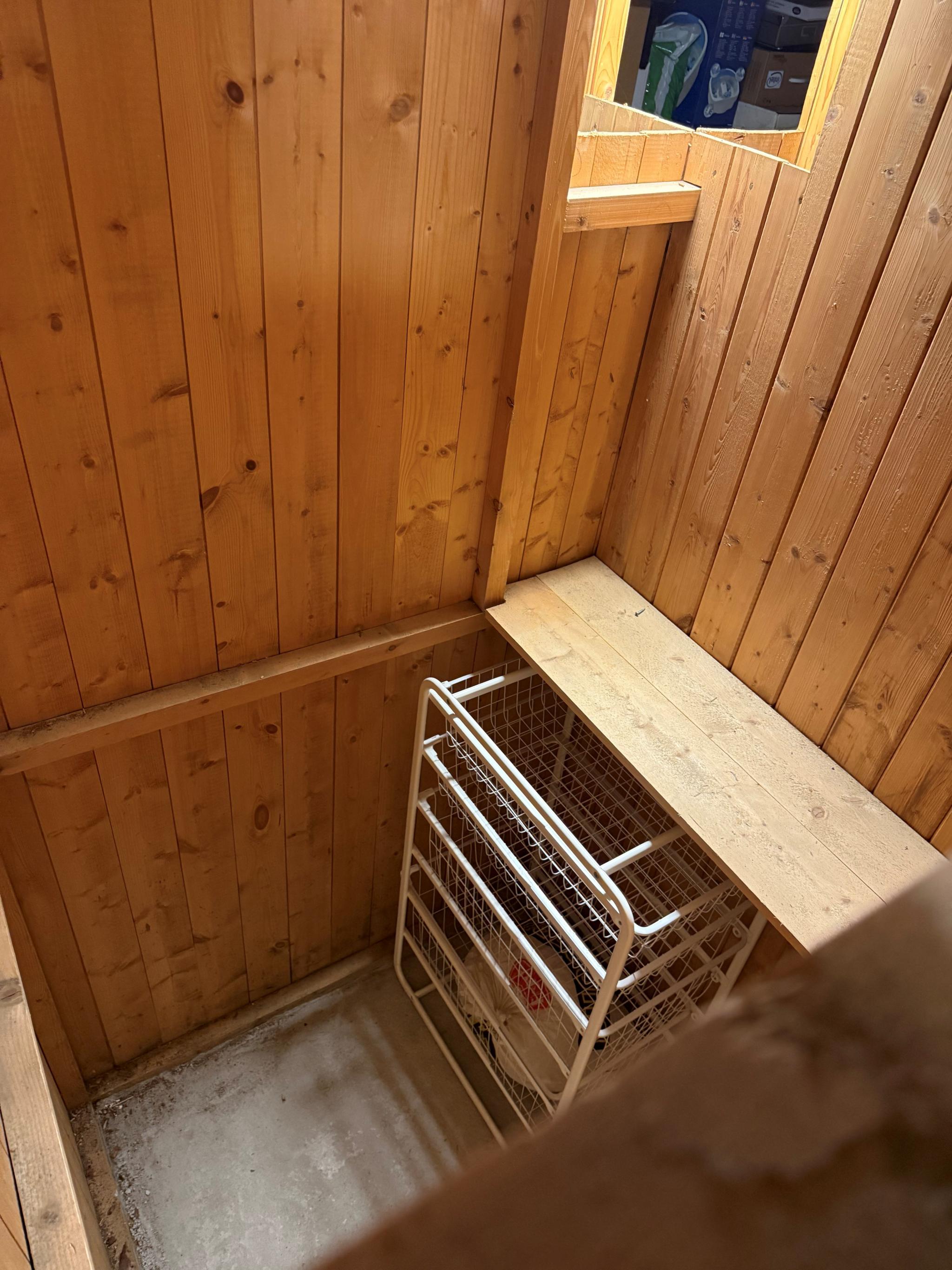 En liten bod i kjeller følger med