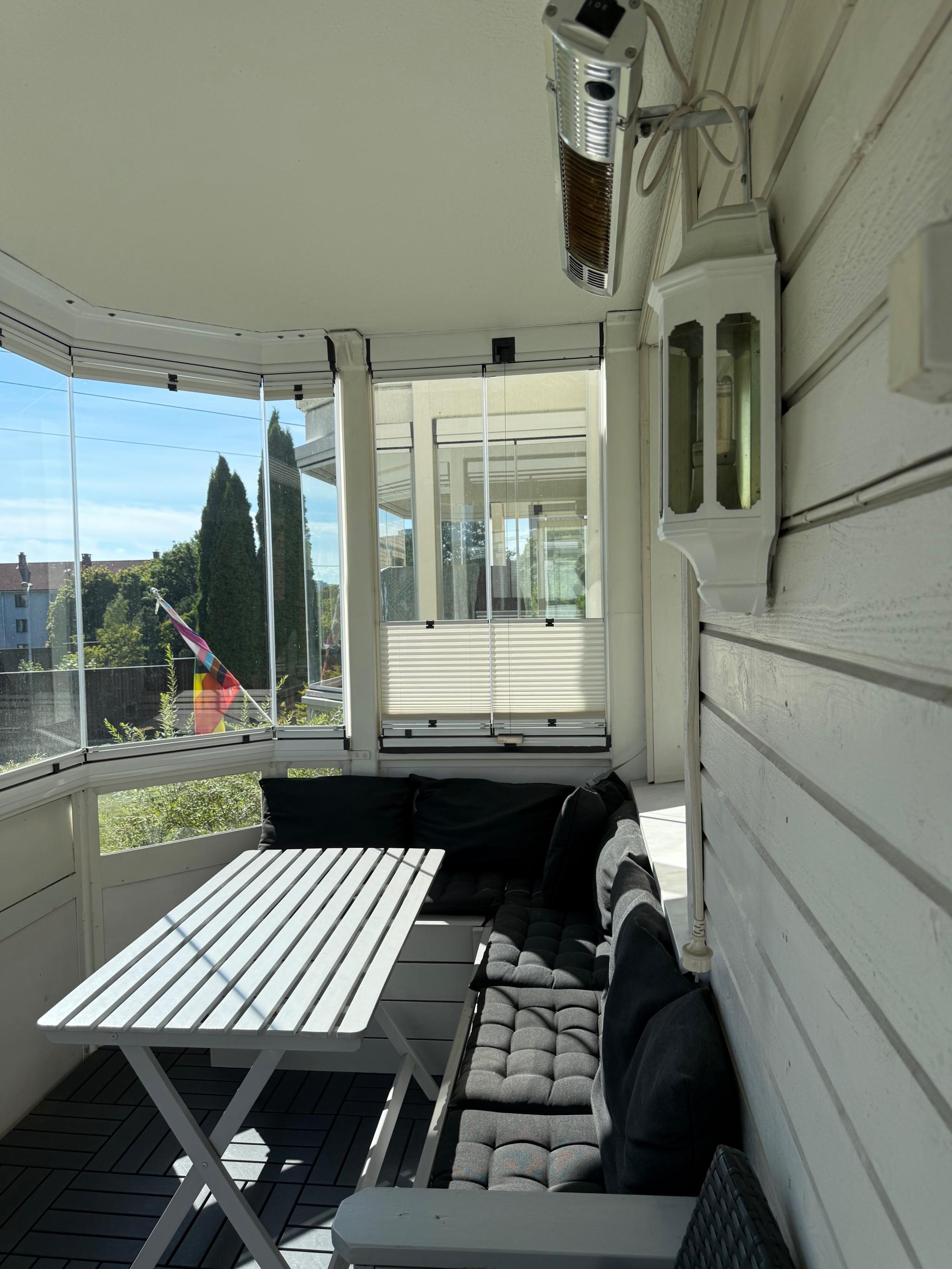 Innglasset balkong med sittegruppe og varmelampe. Det er lov å bruke gass- eller elektrisk grill på balkongen, men dette følger ikke med. Felles kullgrill til fri benyttelse rett utenfor balkongen.