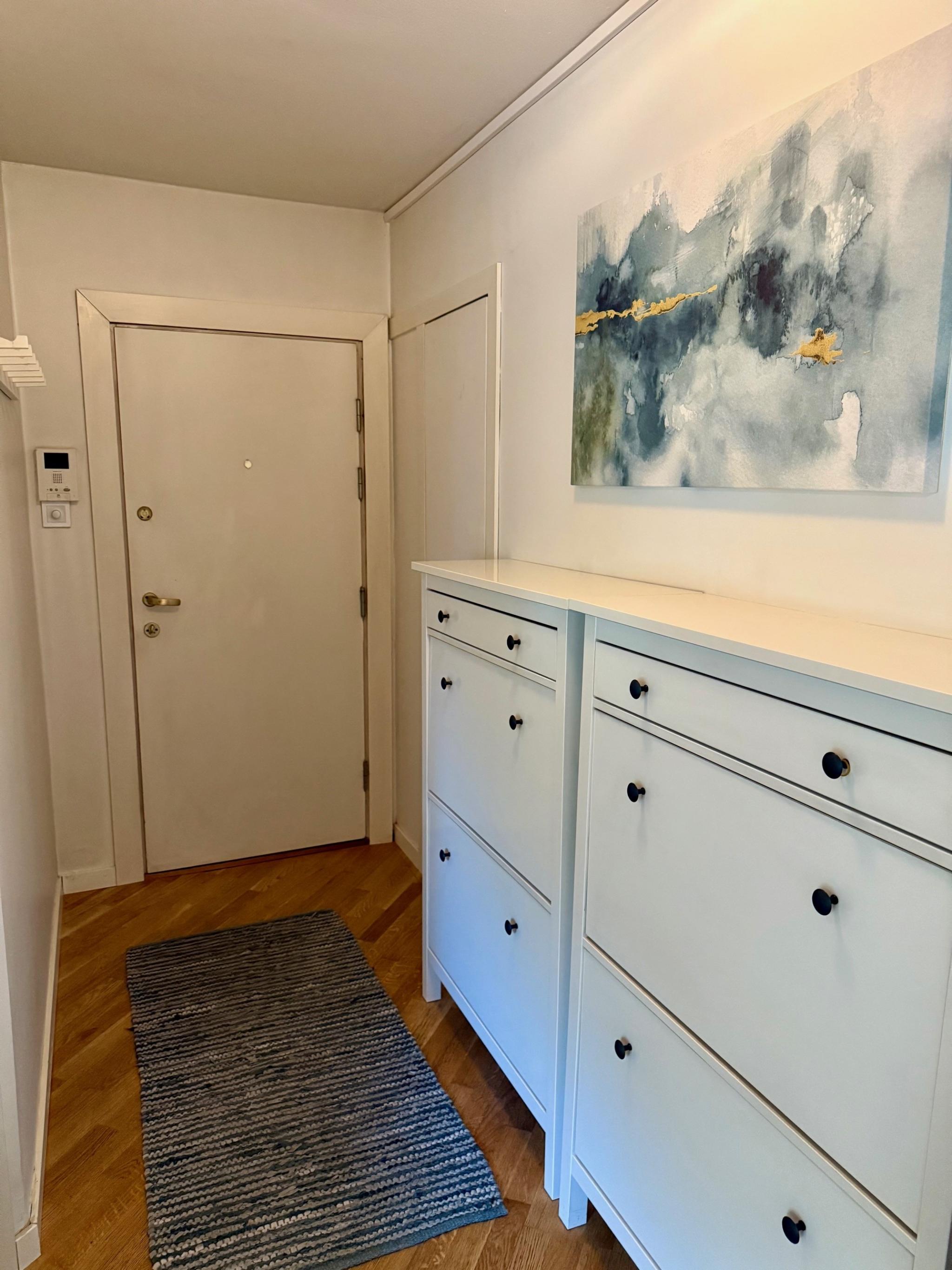 2 romslige skoskap i gangen