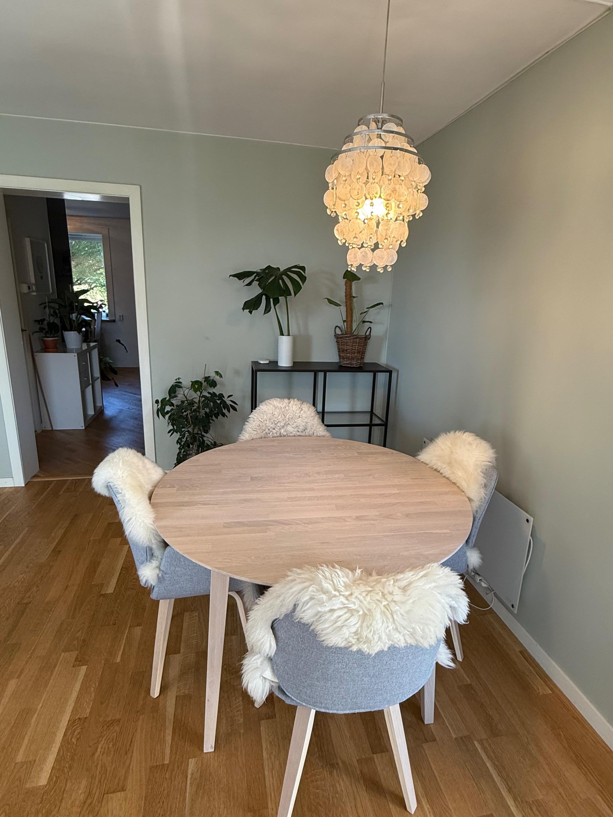 Spisebord med mulighet for ileggsplate