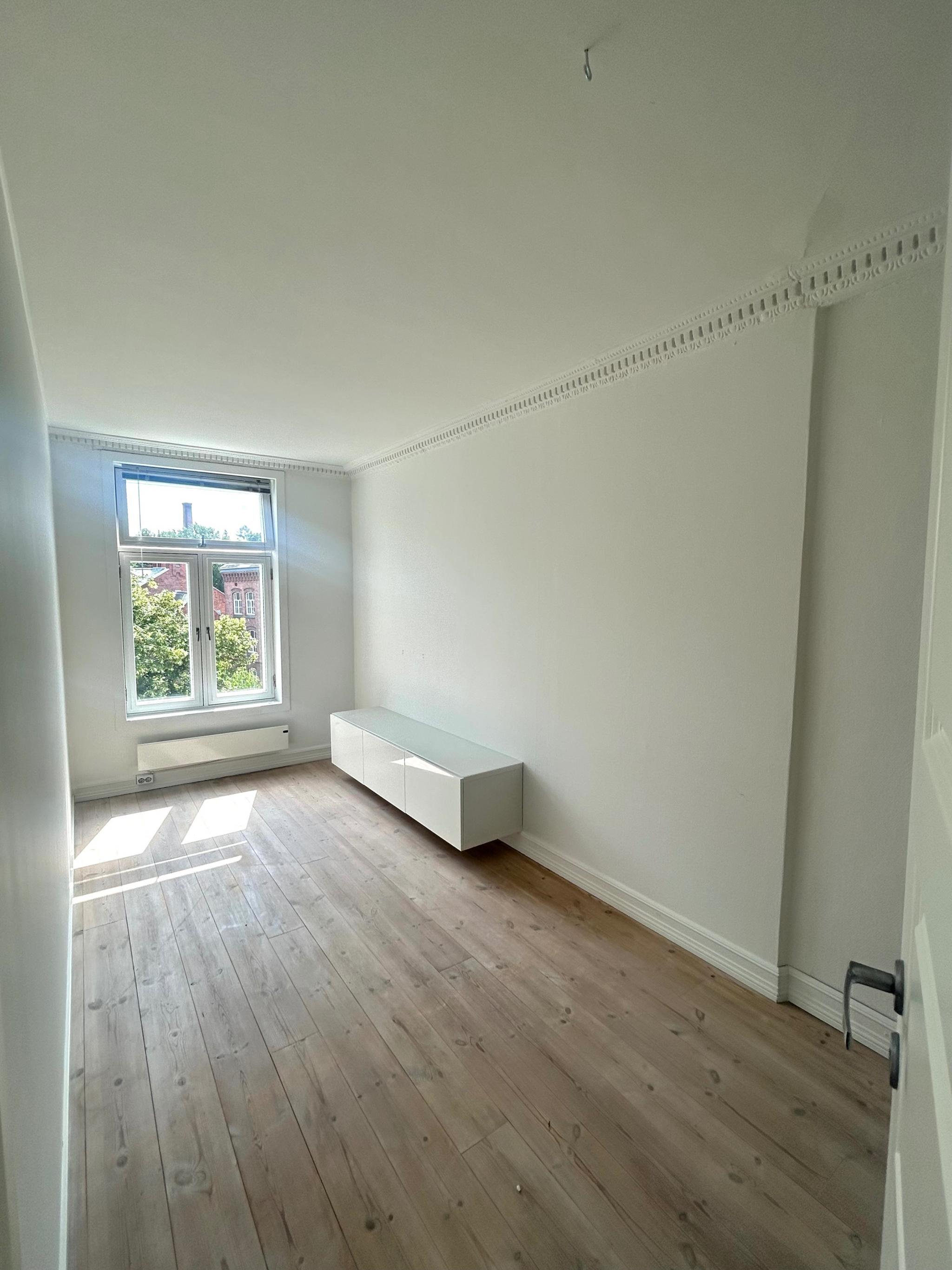 Soverommet uten innredning (boksen på veggen er fjernet, kan henges opp igjen om den ønskes)