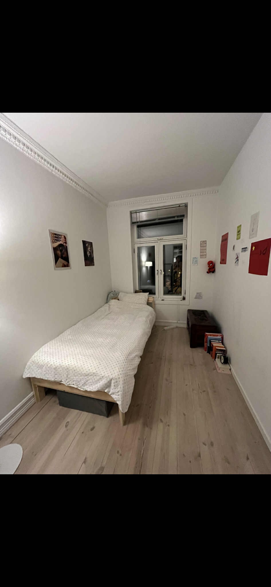 Tidligere innredning. Seng kan medfølge. 