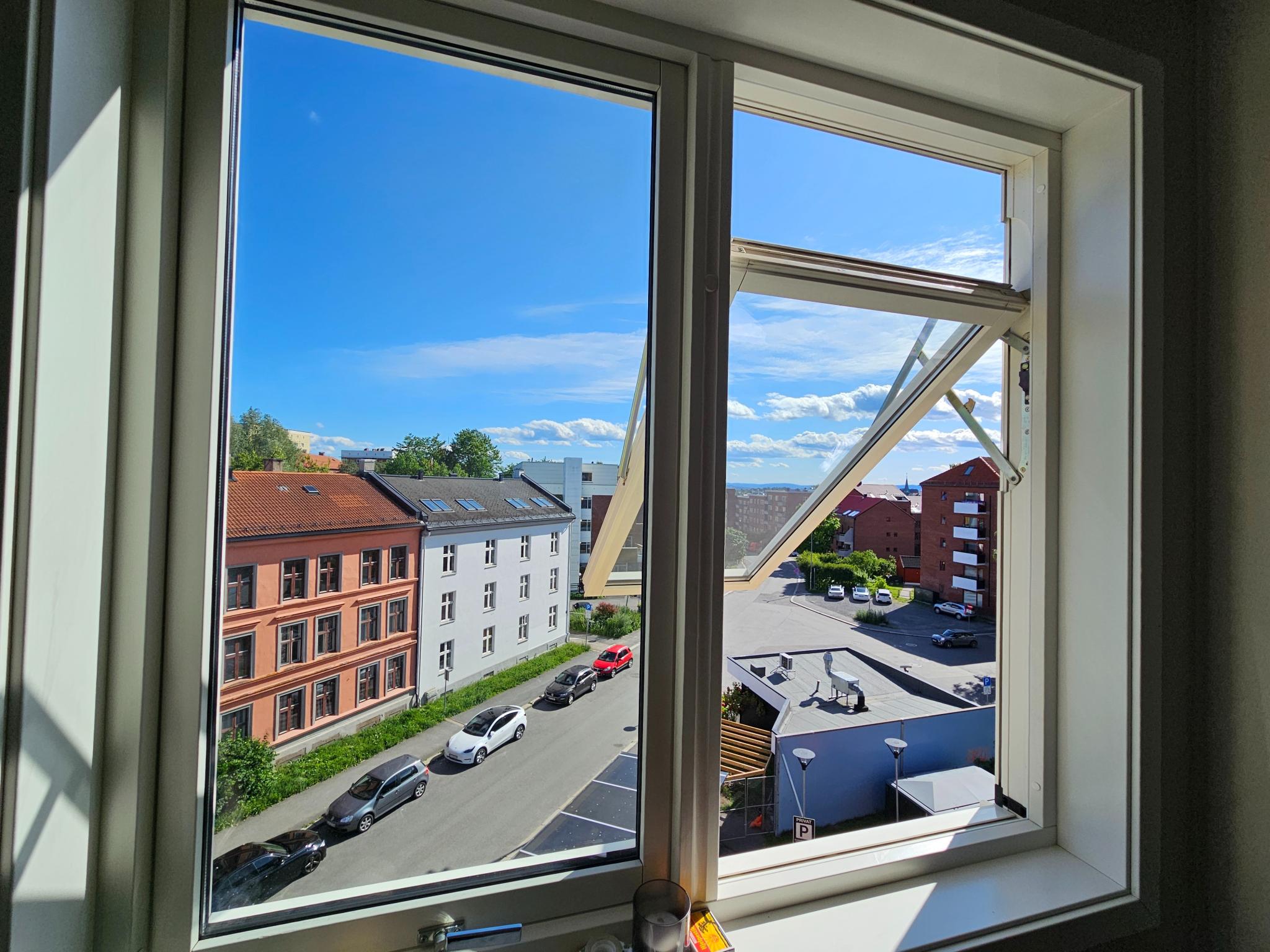 Vinduet til høyre til kontorbord (lys!)