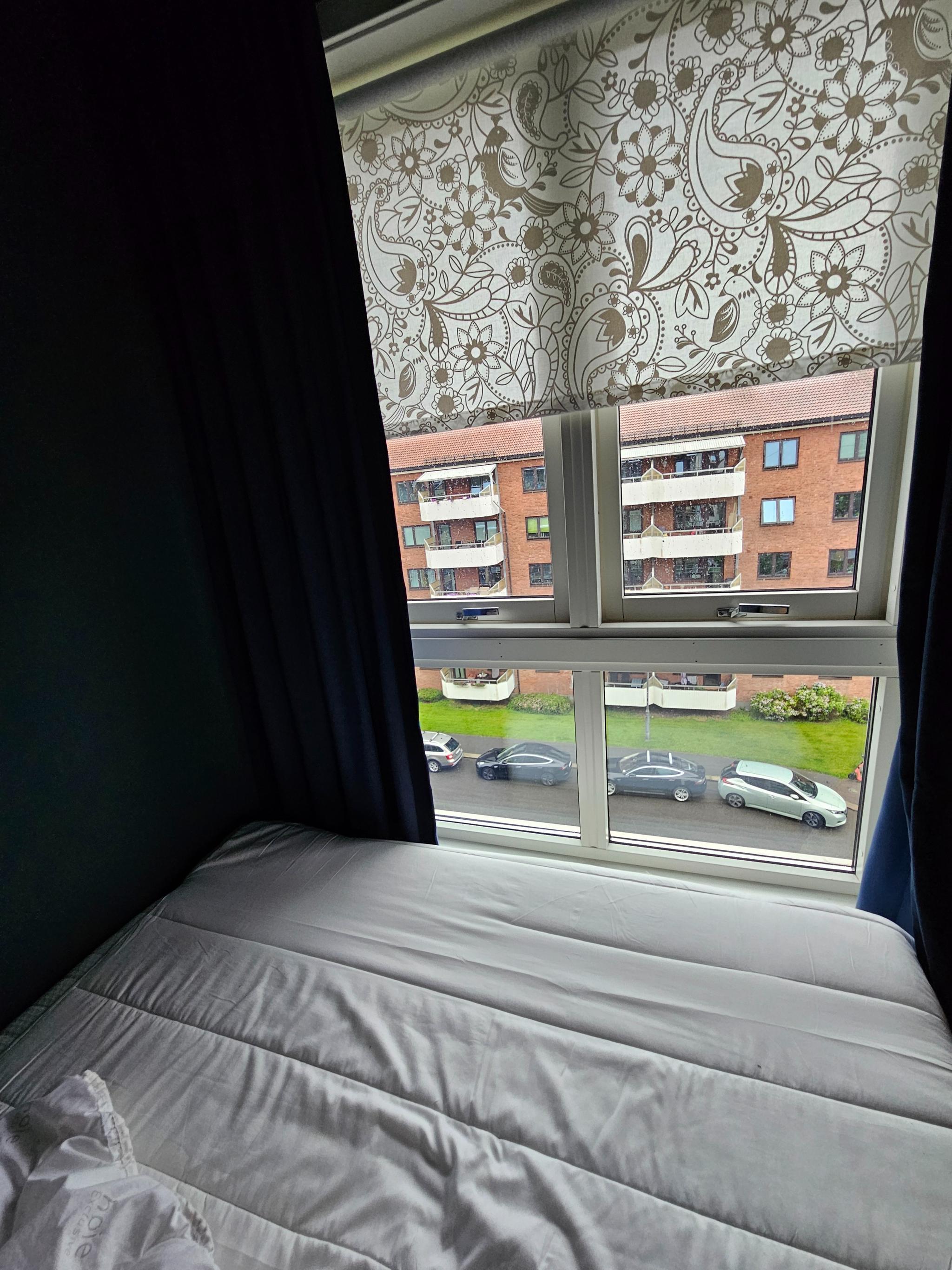 Sovealkove har en black-out curtain