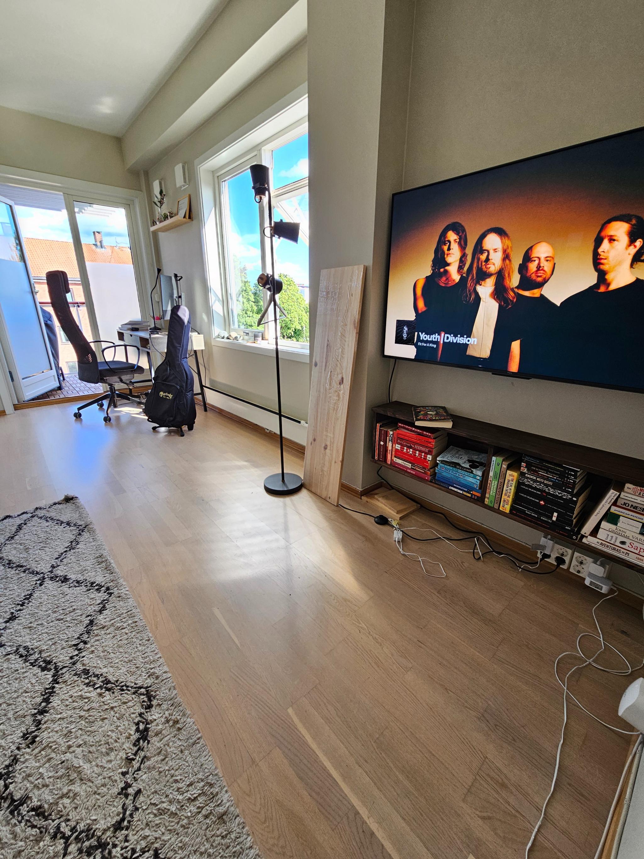 Ny TV (TLC, kjøpte et par måneder siden) og en custom-made tv-benk