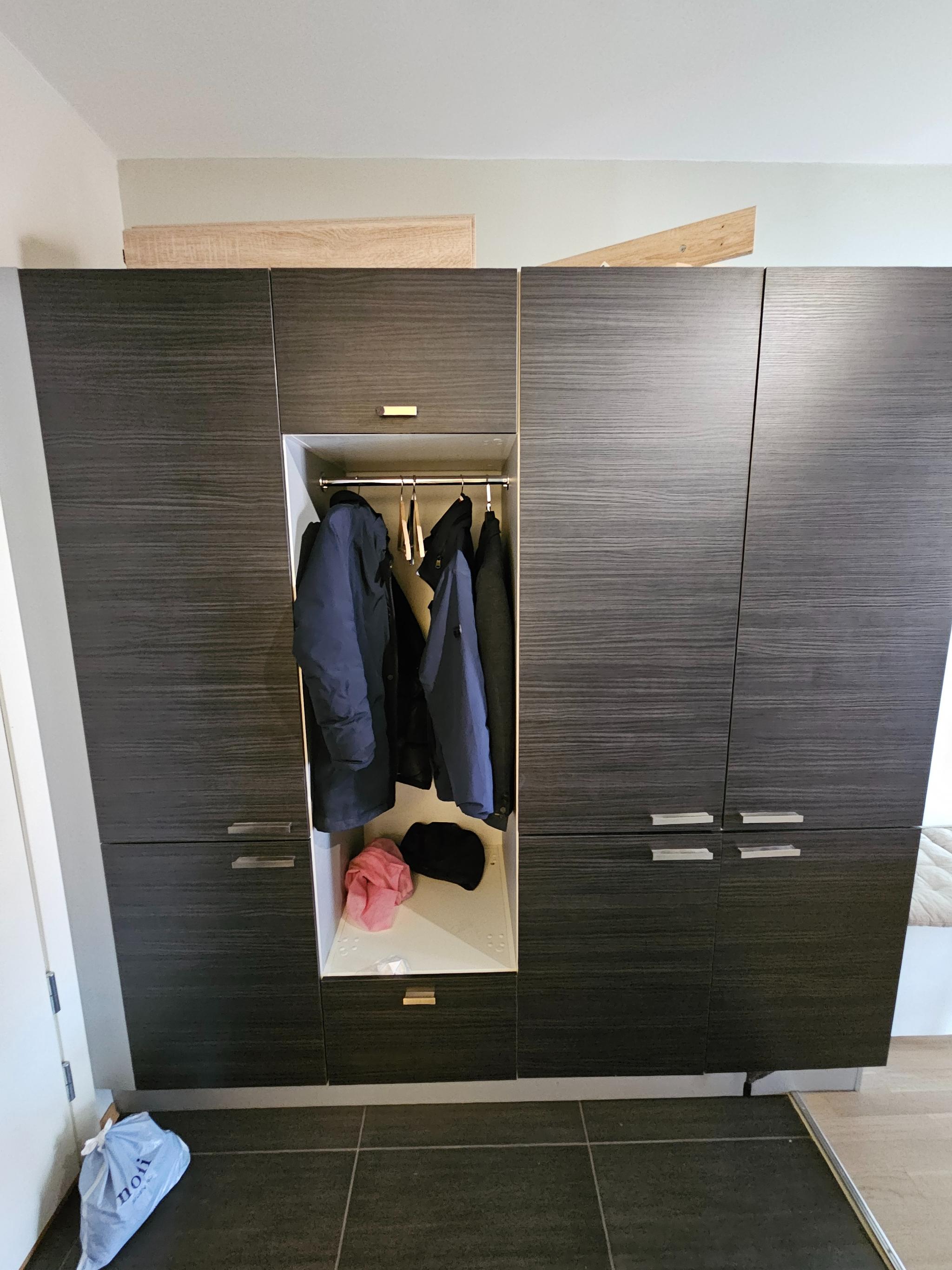 På inngang finnes en garderobe til