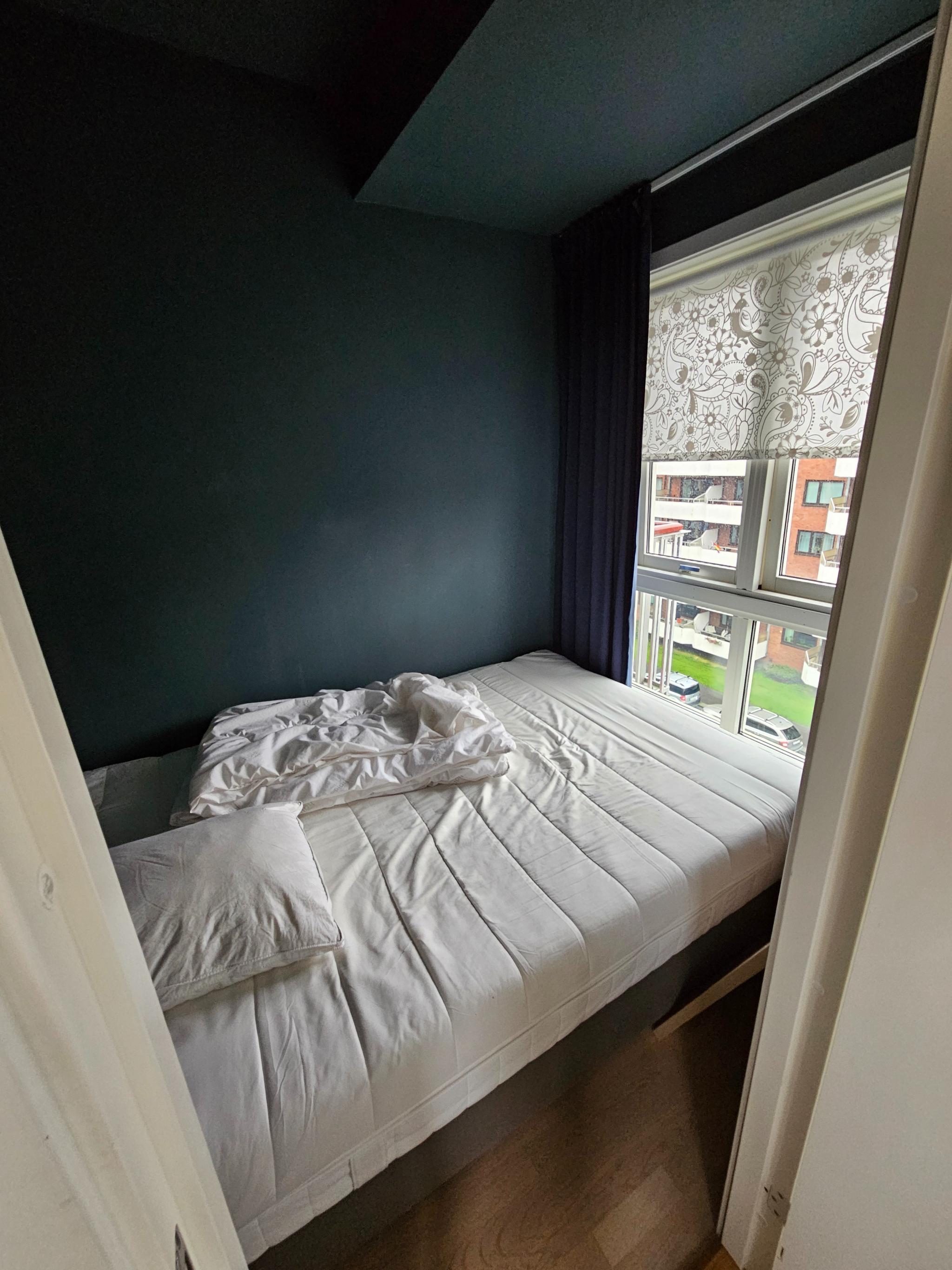 Sovealkove med vindu (senga er 140cm)