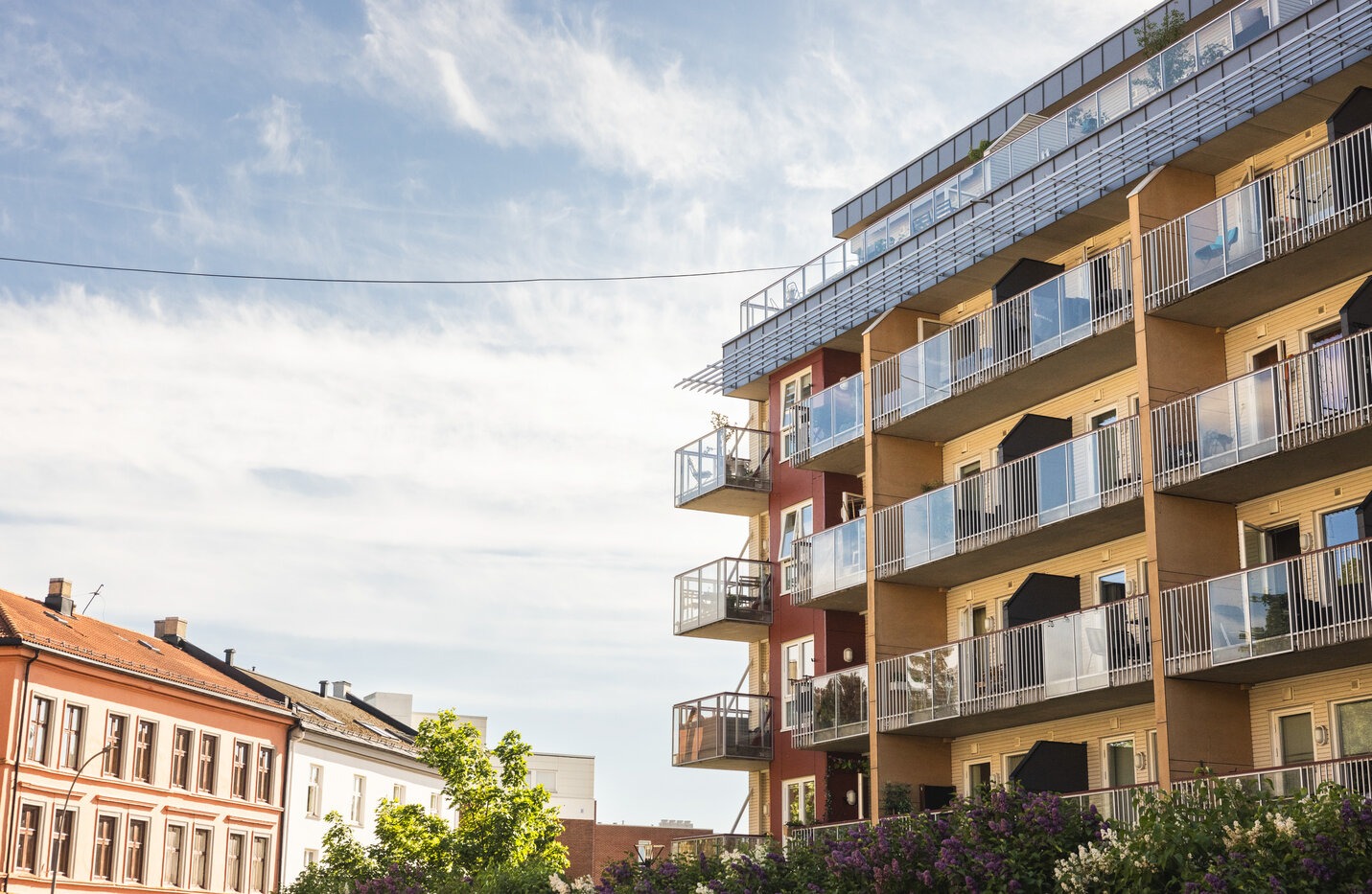 Høyt og fritt på byggets 5.etasje (hjørneleiligheten på øverste venstre siden i bildet)