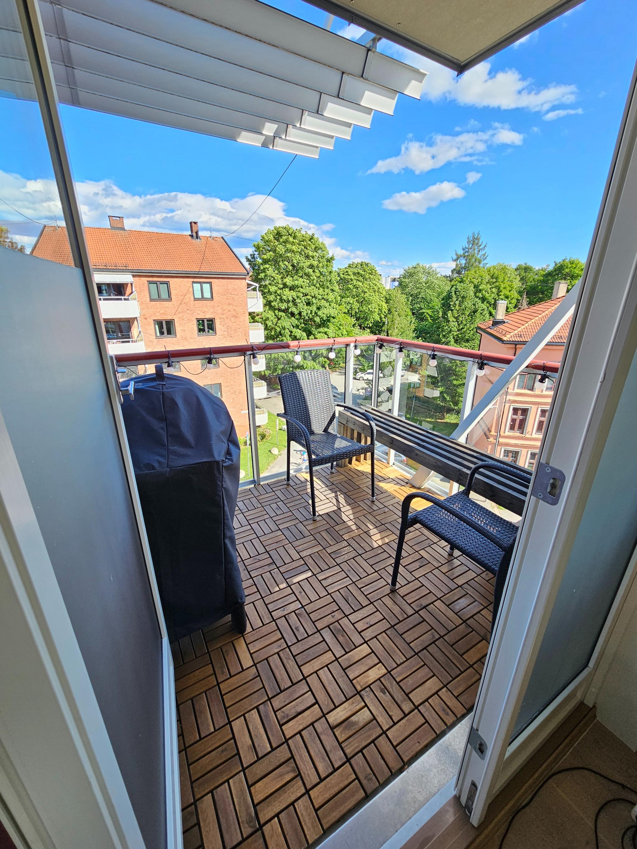 4kvm balkongen med 2 stoler og en custom-made benk