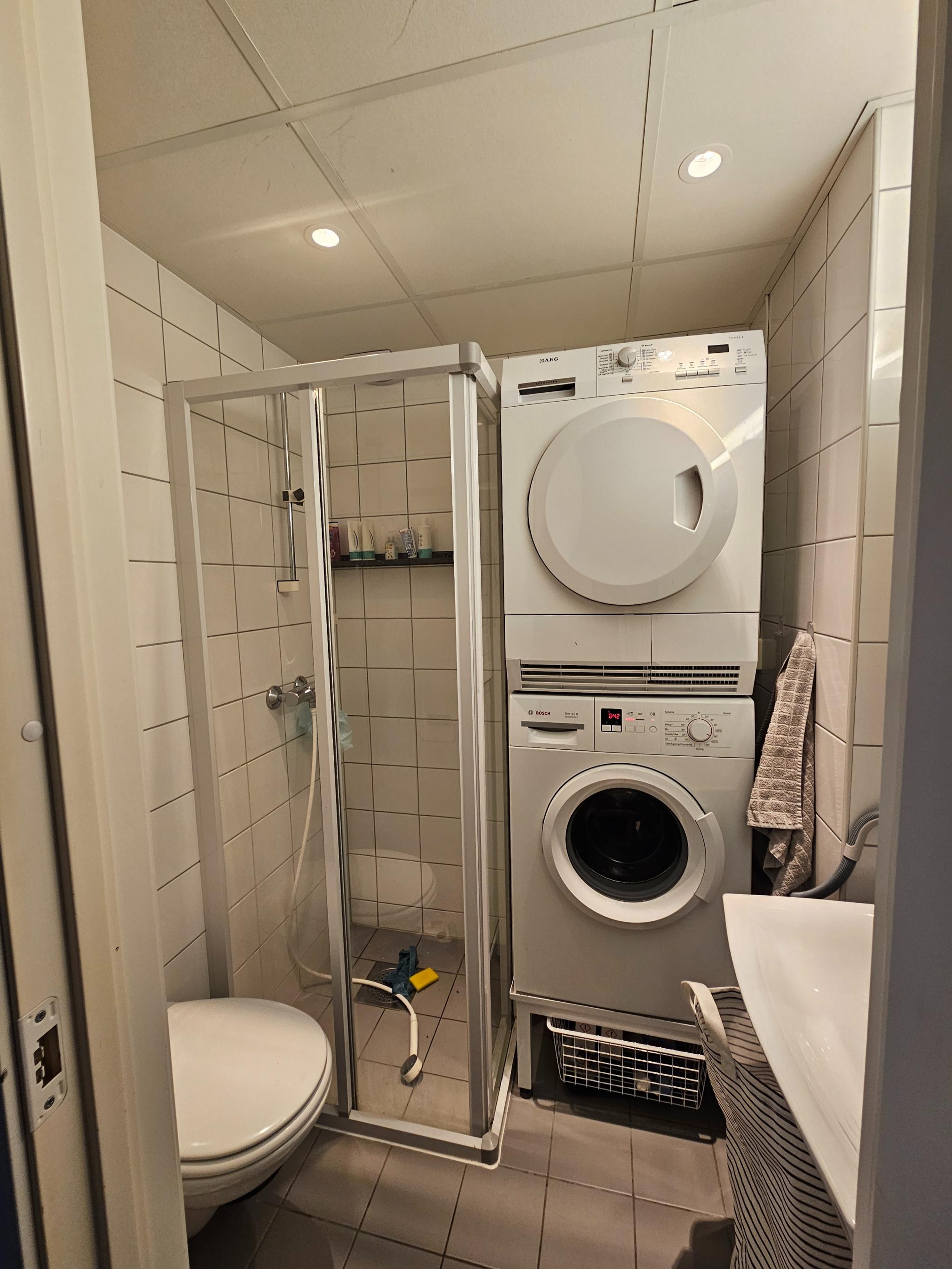 Bad med vaskemaskin og tørketrommel