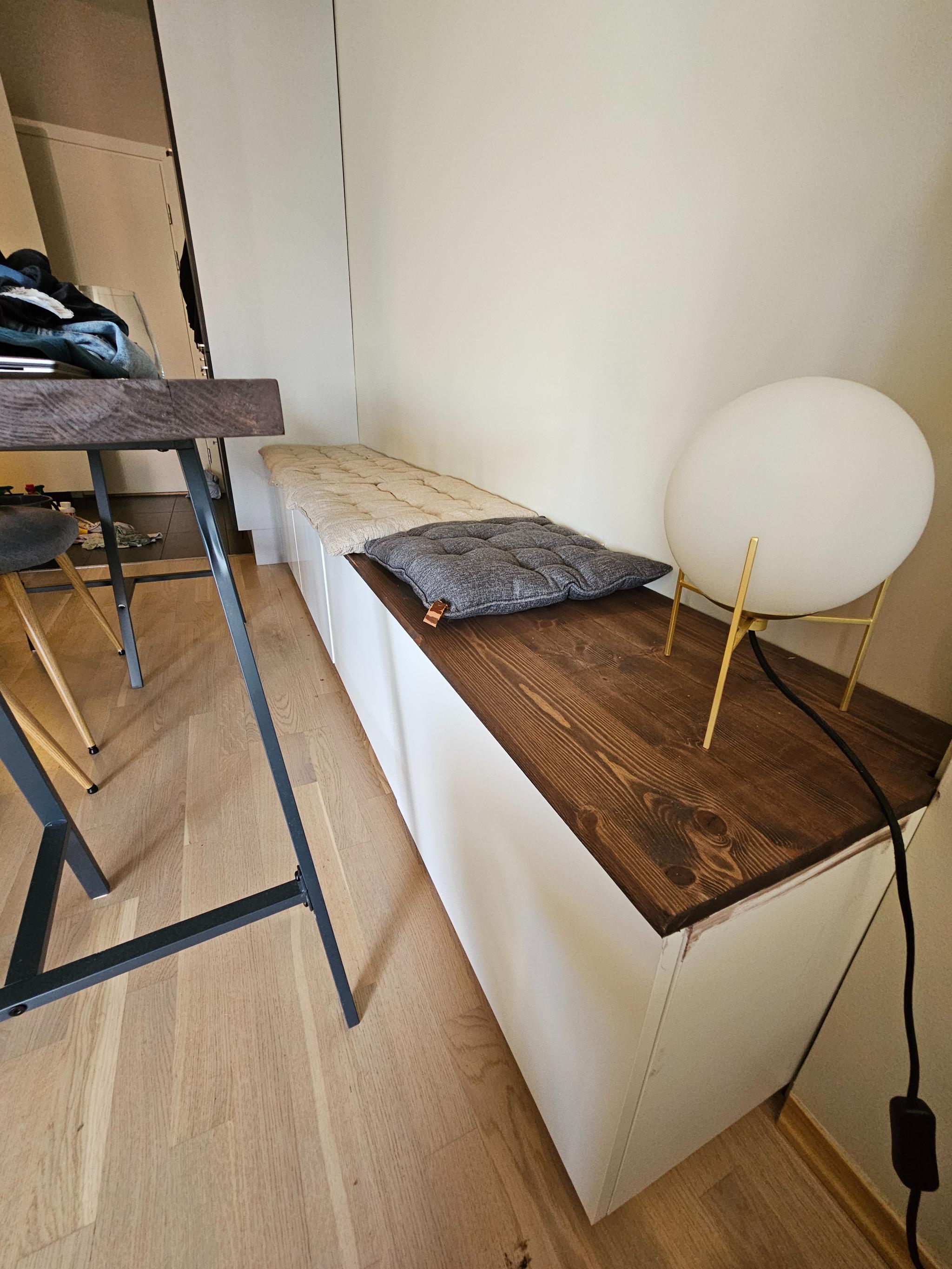 Spisebenken ble bygget fra 3 gamle kjøkken kommoder