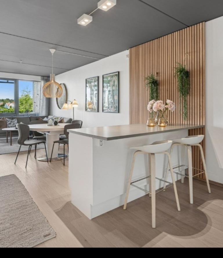 Åpen kjøkken og stueløsning med kjøkkenøy