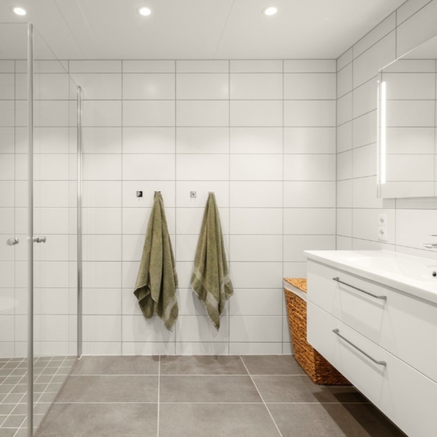 Romslig bad med inngang fra hovedsoverom 